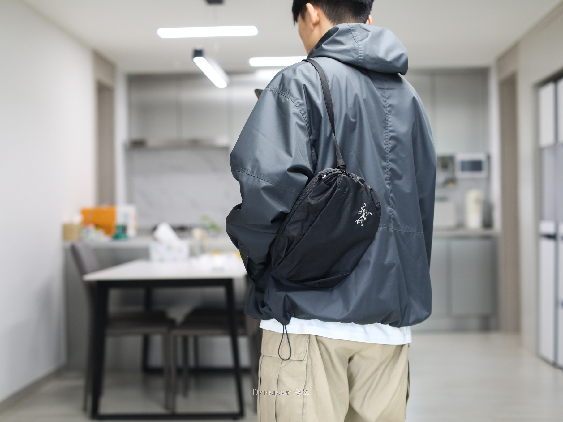 Arc'teryx Heliad 6 Crossbody Bag Black 착용 스타일 - 1
