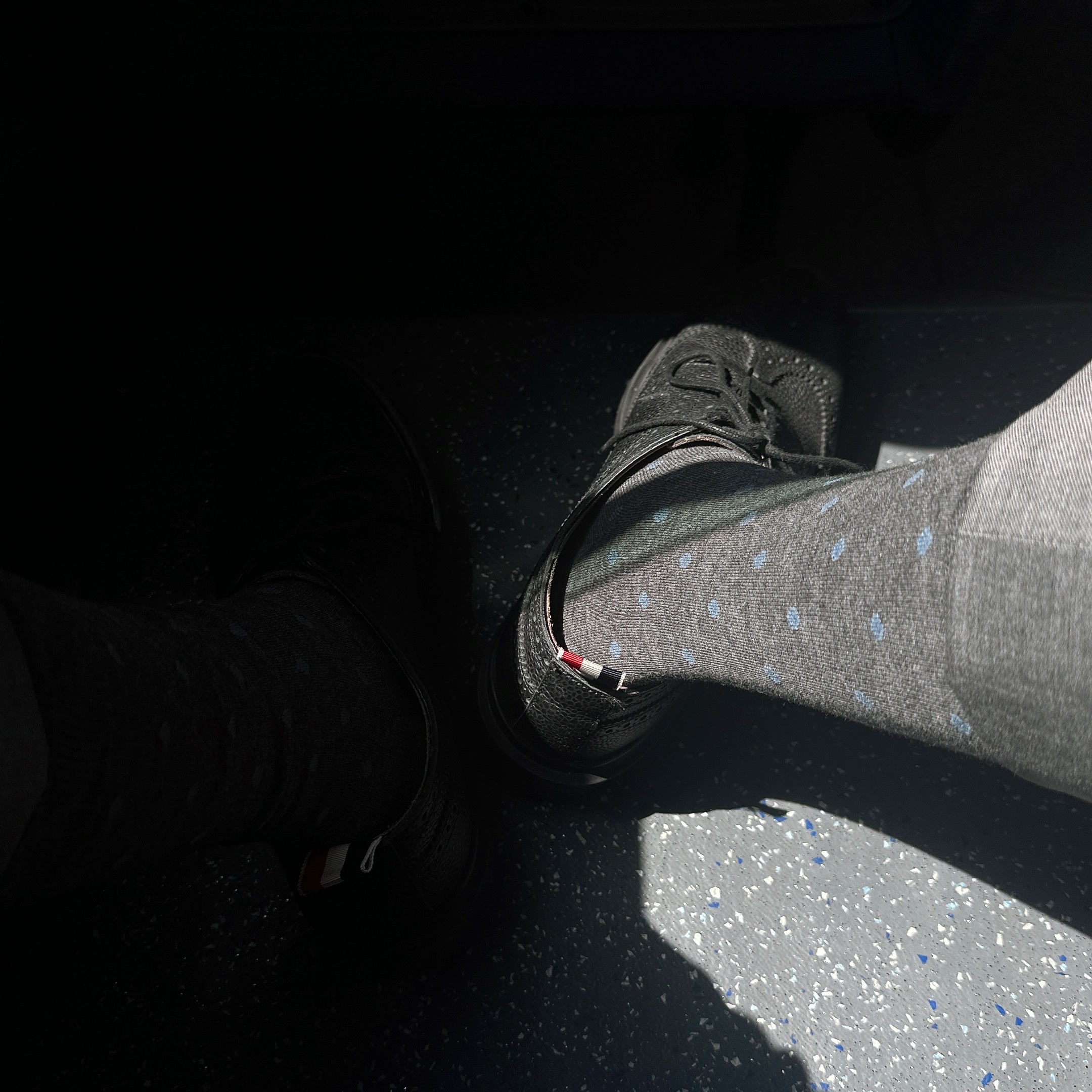 Thom Browne Pebble Grain Leather Leather Sole Longwing Brogue Black, Thom Browne Super 120S Wool Twill Classic Suit Medium Grey 착용 스타일 - 1
