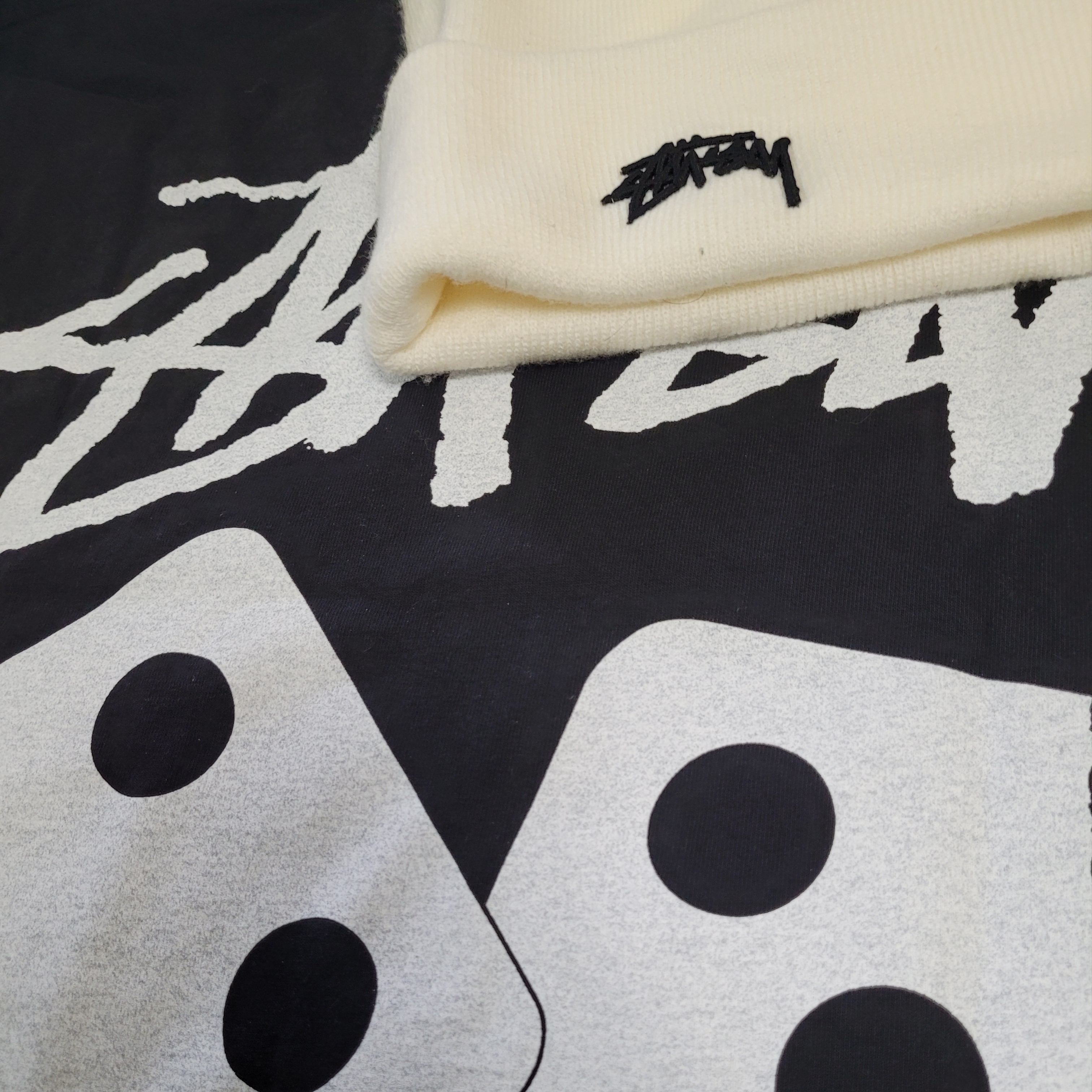 Stussy Dice Pigment Dyed T-Shirt Black 2023, Nike x Stussy NRG Cuffed Beanie Summit White 착용 스타일