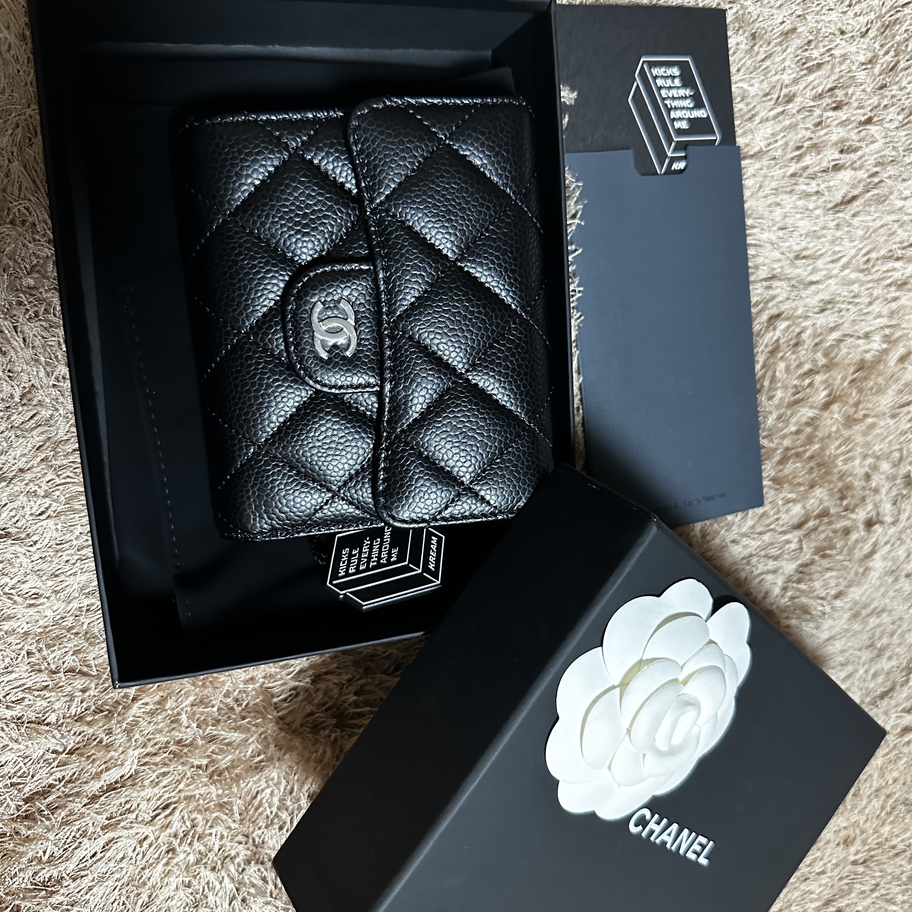 Chanel Small Classic Flap Wallet Grained Calfskin & Silver Black 착용 스타일 - 2