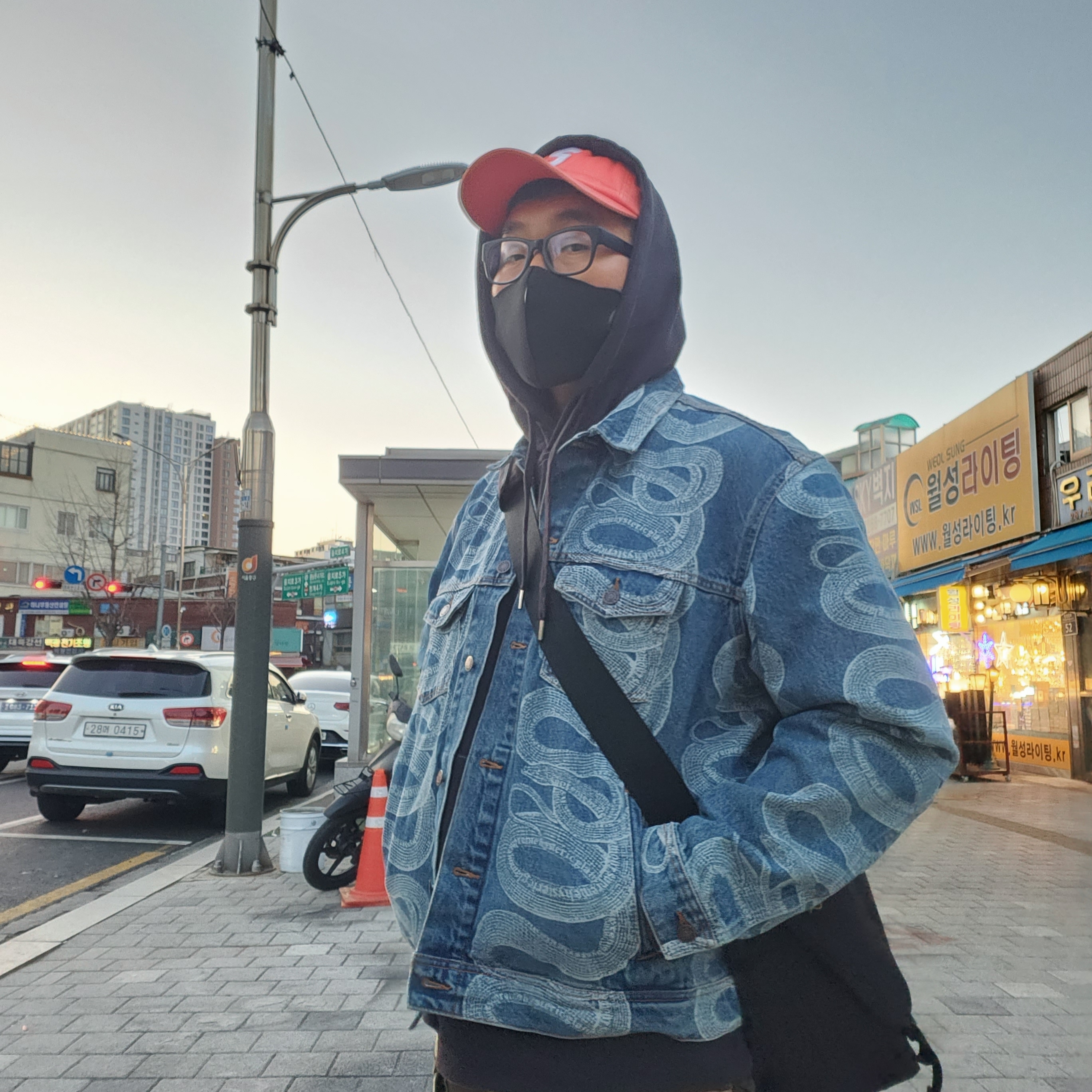 Supreme x Hysteric Glamour Snake Denim Trucker Jacket Blue - 21SS, Supreme Pigment Print S Logo 6-Panel Orange - 22FW 착용 스타일