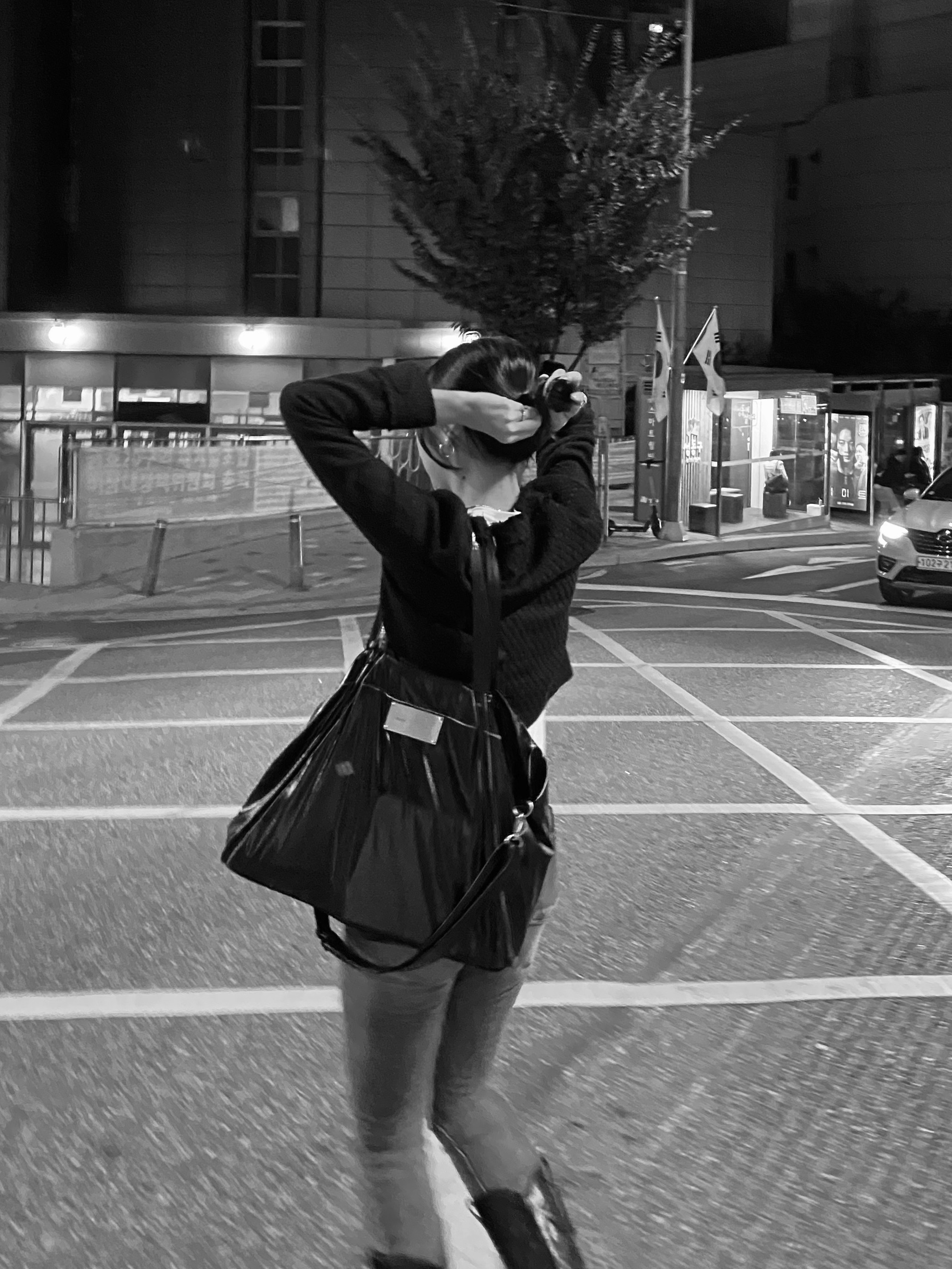 Matin Kim Big Coating Tote Bag Black 착용 스타일