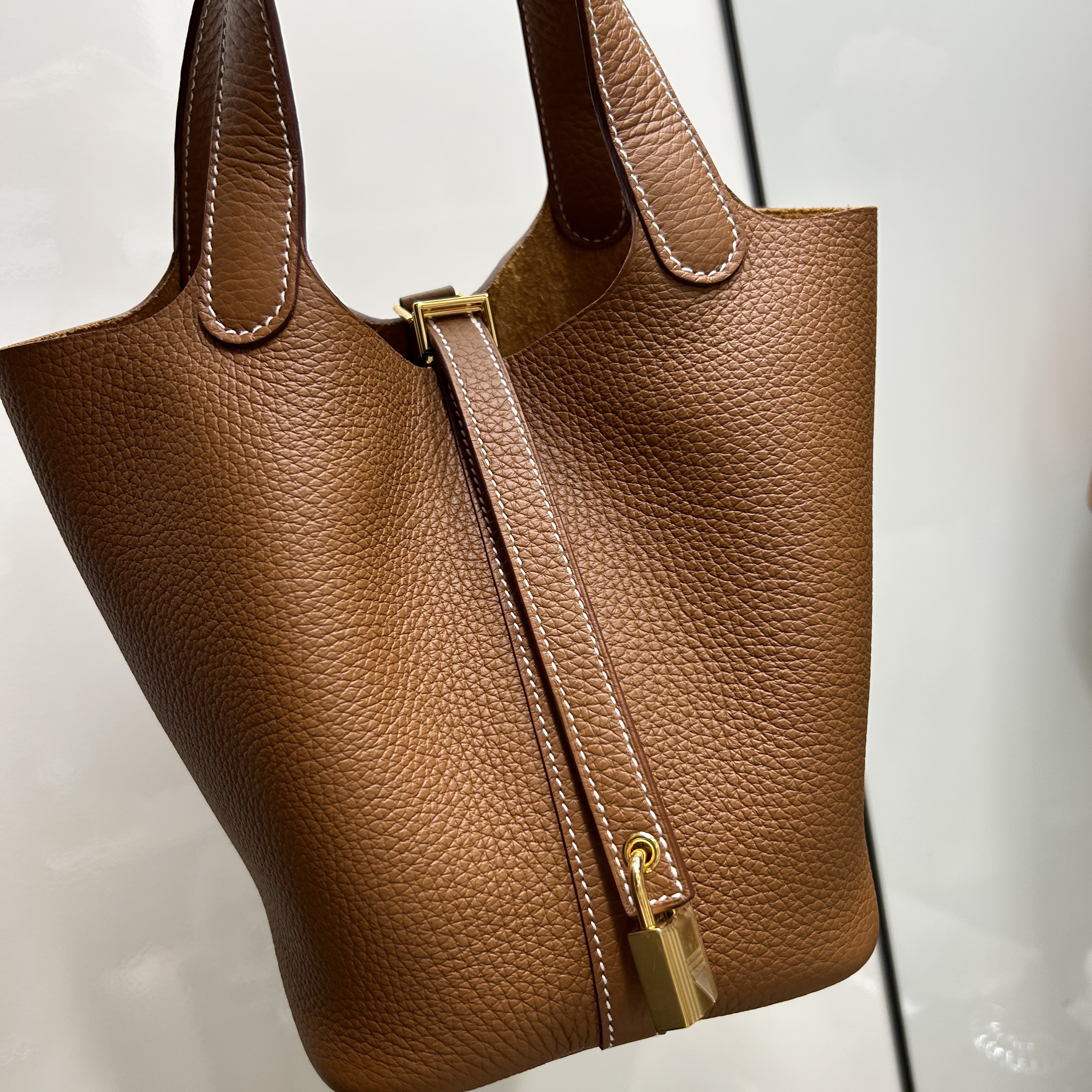 Hermes Picotin Lock 18 Bag Clemence & Gold Gold 착용 스타일 - 4