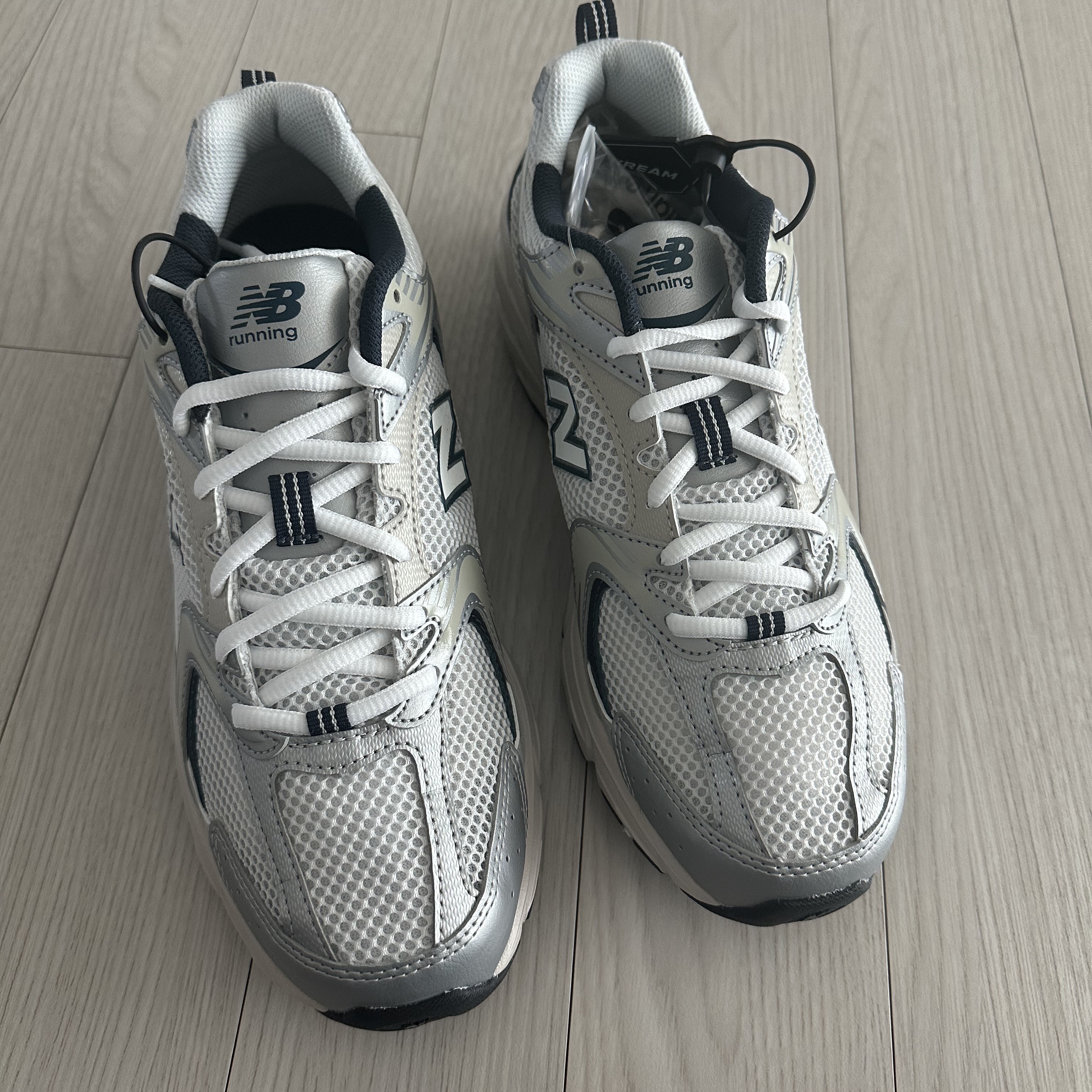 New Balance 530 Steel Grey 착용 스타일 - 1