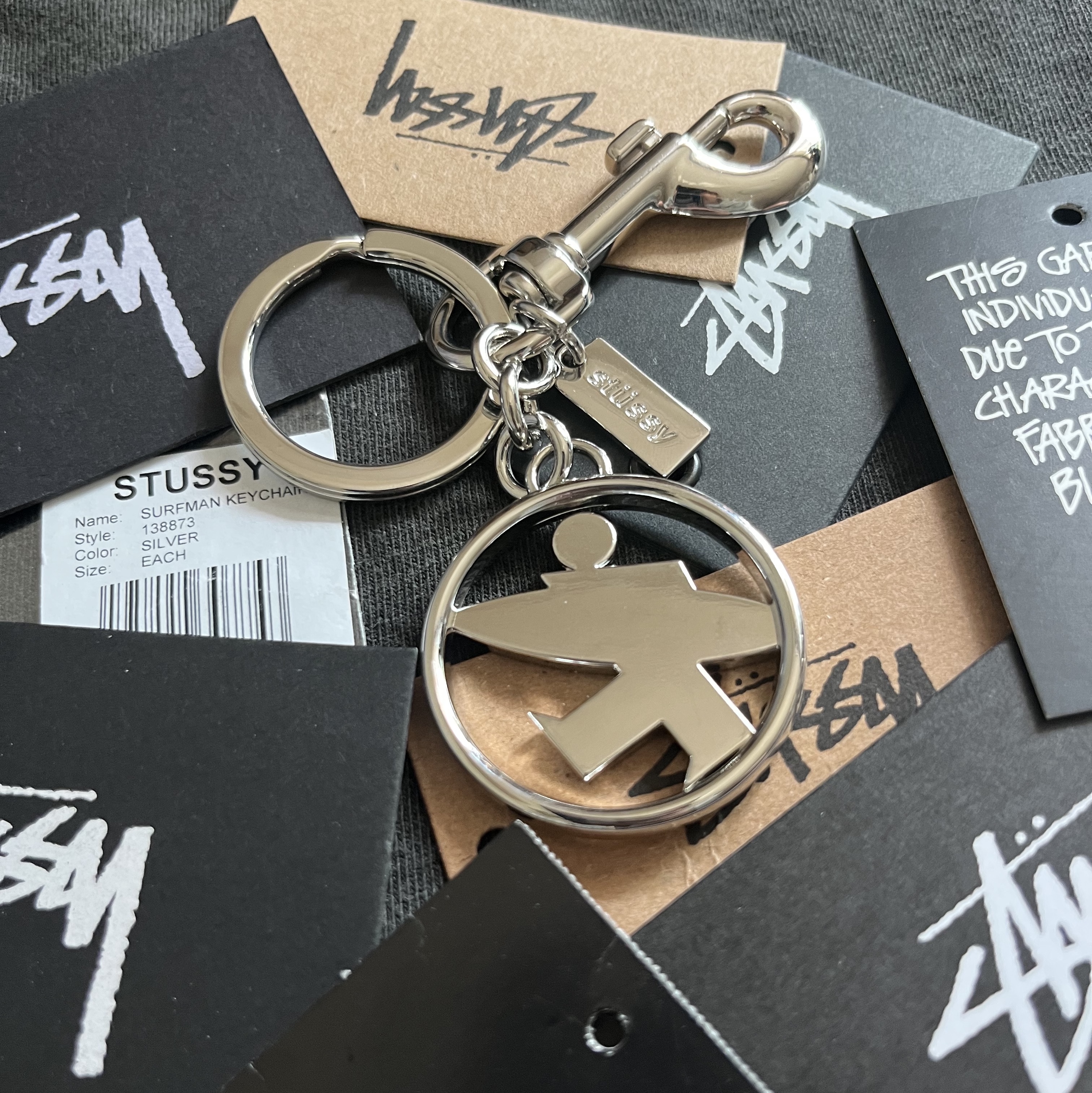 Stussy Surfman Keychain Silver 착용 스타일 - 2