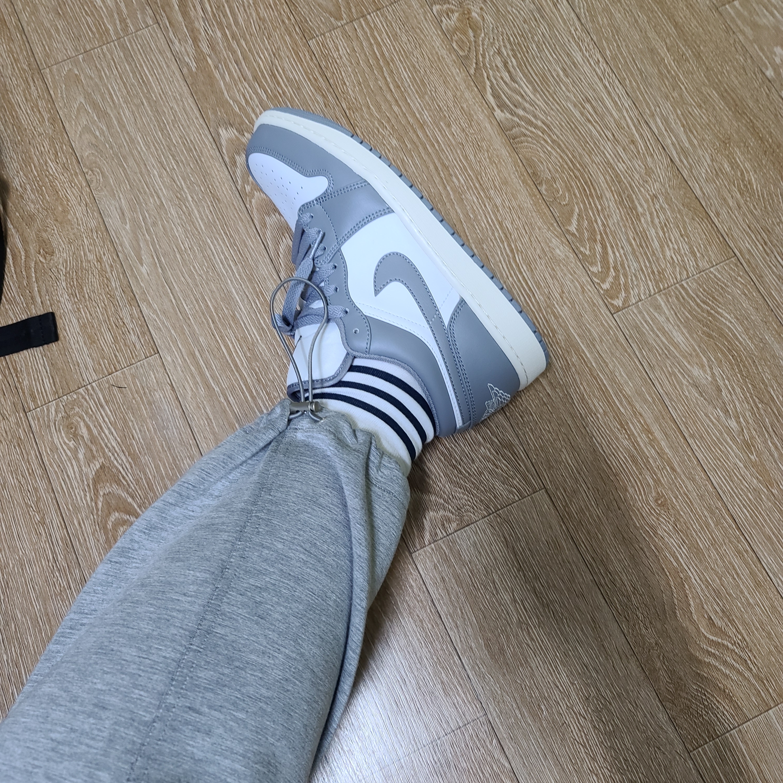 Jordan 1 Low Stealth and White 착용 스타일 - 4