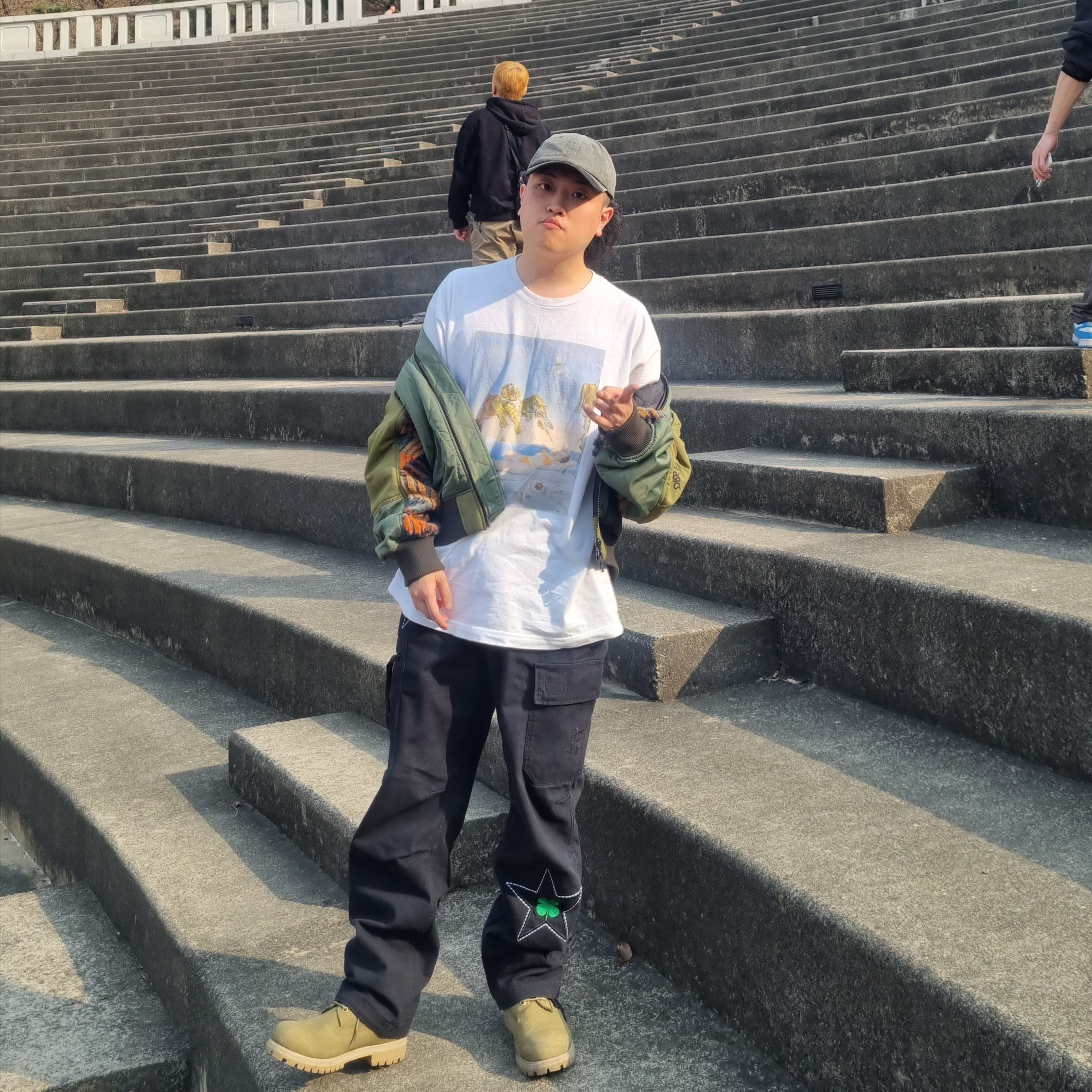 Converse x Patta Four Leaf Clover Cargo Pants Black, Andersson Bell x Asics Contrast Quilting Bomber Jacket Khaki 착용 스타일