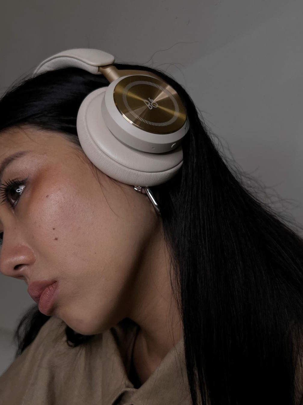 [12% 쿠폰] Bang & Olufsen Beoplay HX Gold Tone 착용 스타일 - 3