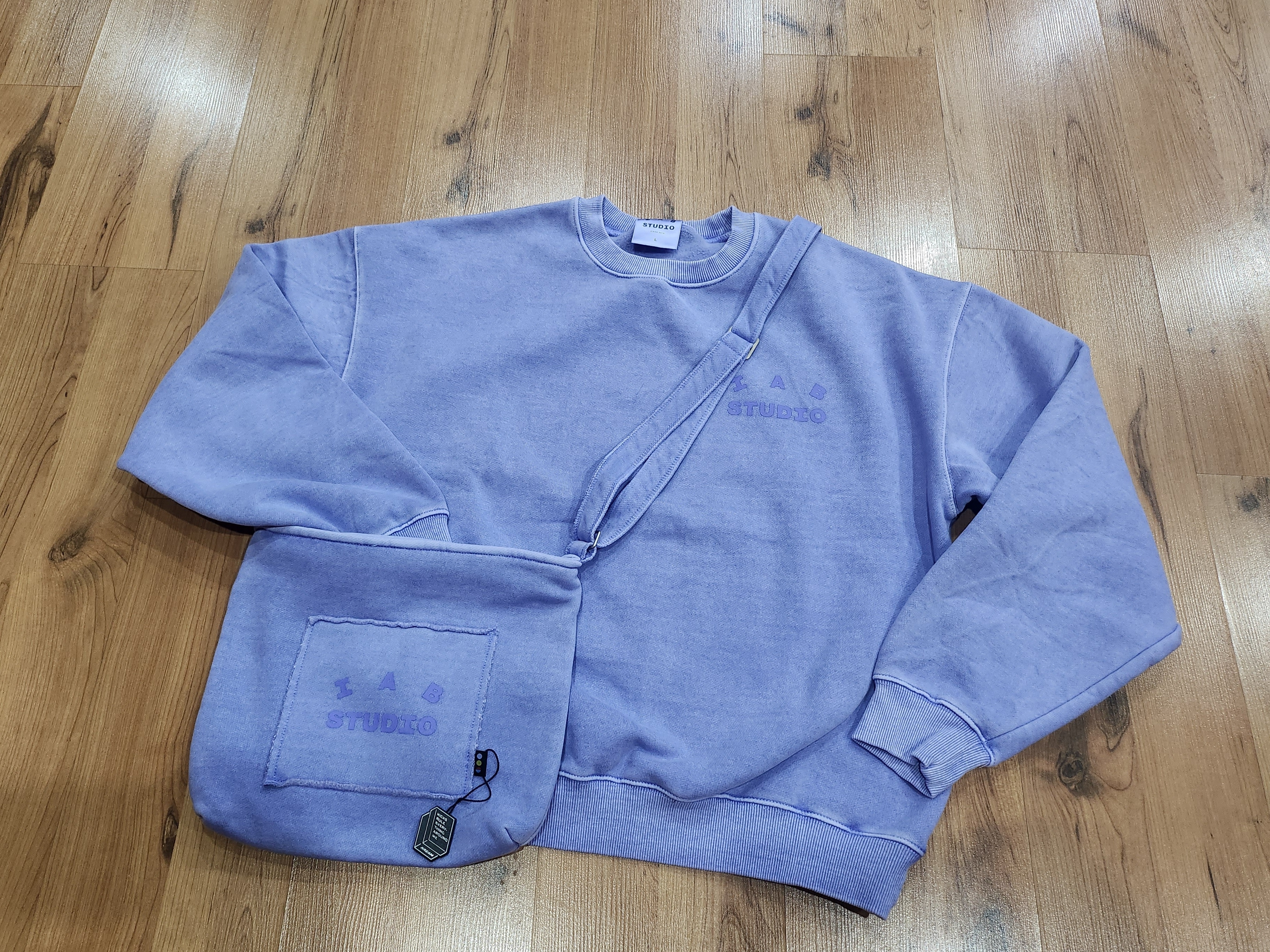 IAB Studio Pigment Sweatshirt & Mini Bag Lavender 착용 스타일 - 2