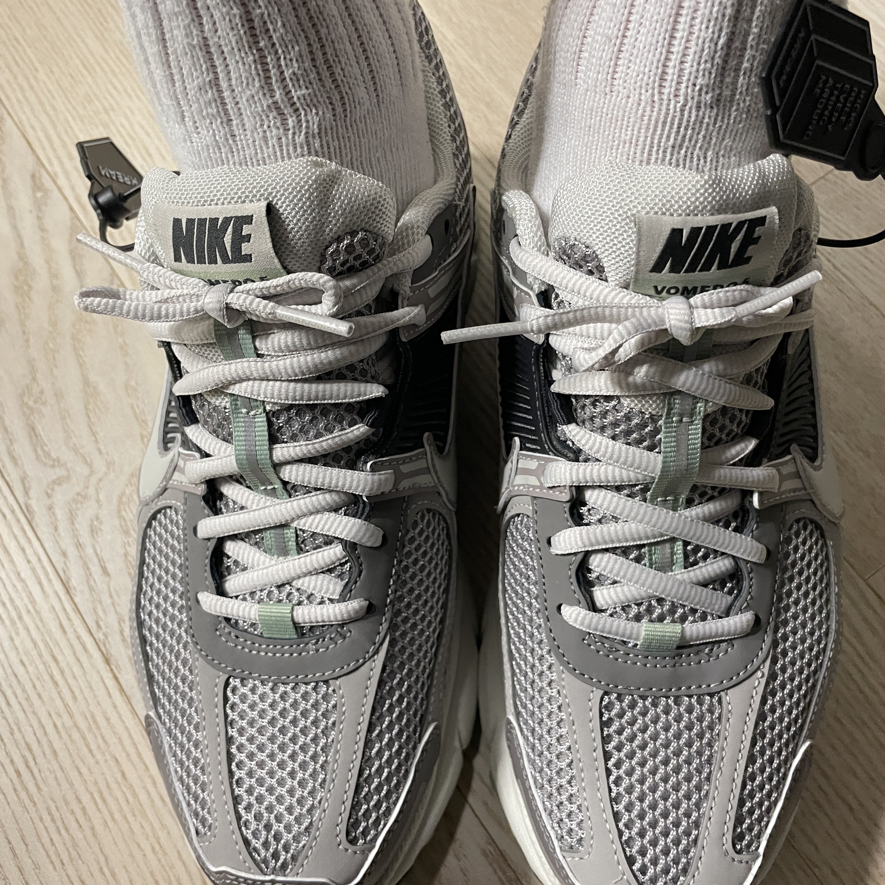 (W) Nike Zoom Vomero 5 Cobblestone and Flat Pewter 착용 스타일 - 1