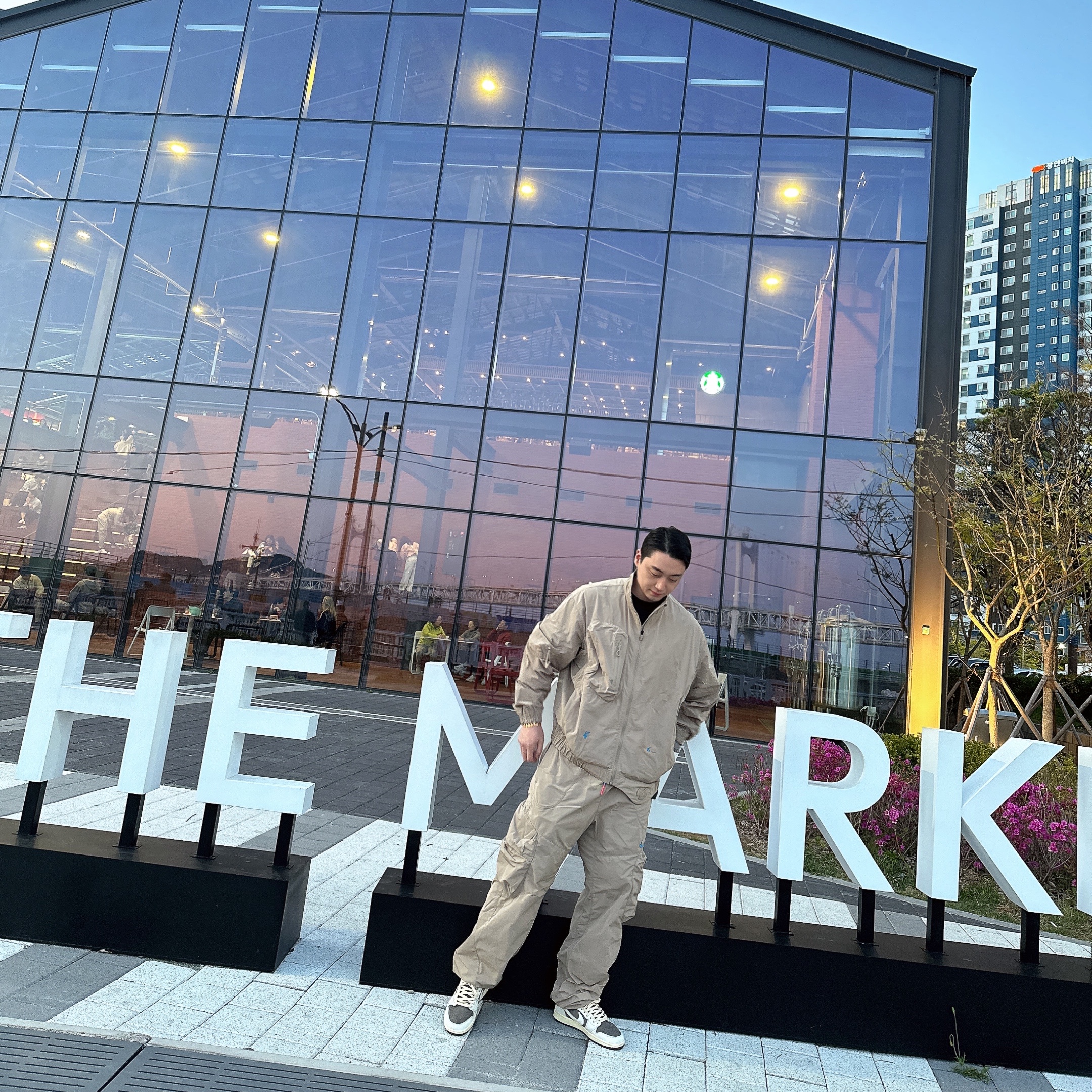 Nike x Off-White NRG Track Suit Khaki - Asia, Nike x Off-White NRG T-Shirt Black - Asia 착용 스타일