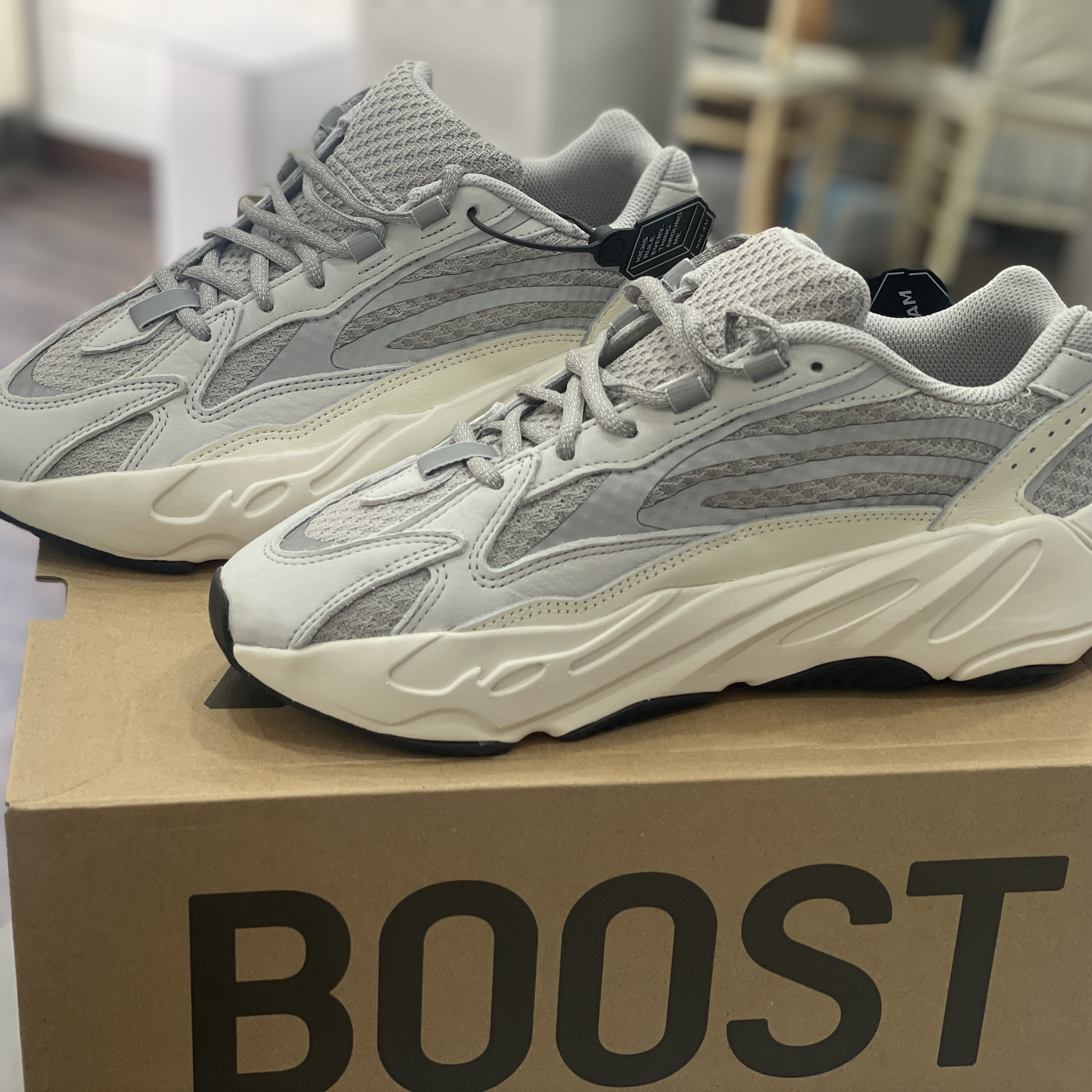 Adidas Yeezy Boost 700 V2 Static 2022 착용 스타일