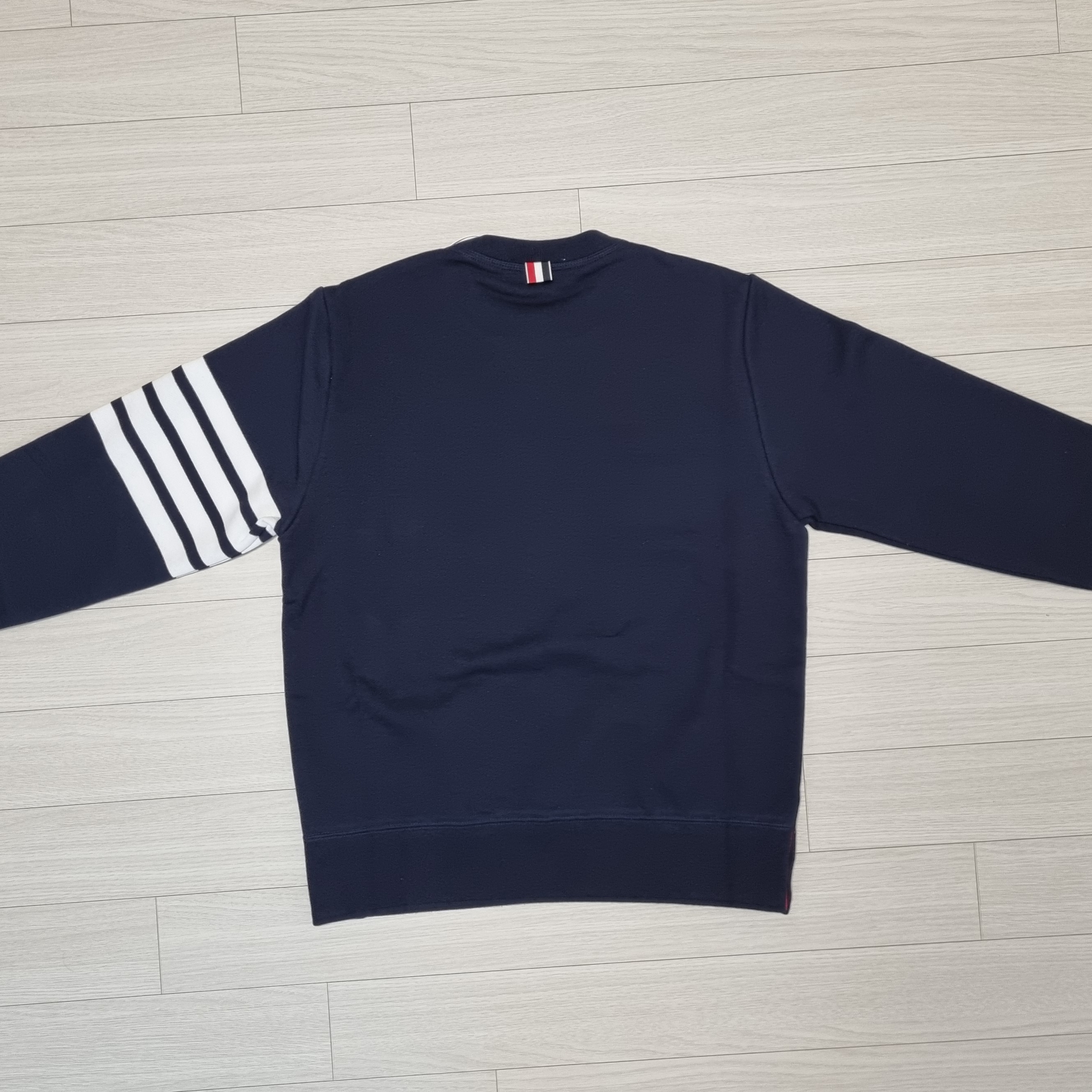 Thom Browne Engineered 4-Bar Sweatshirt Navy 착용 스타일 - 4