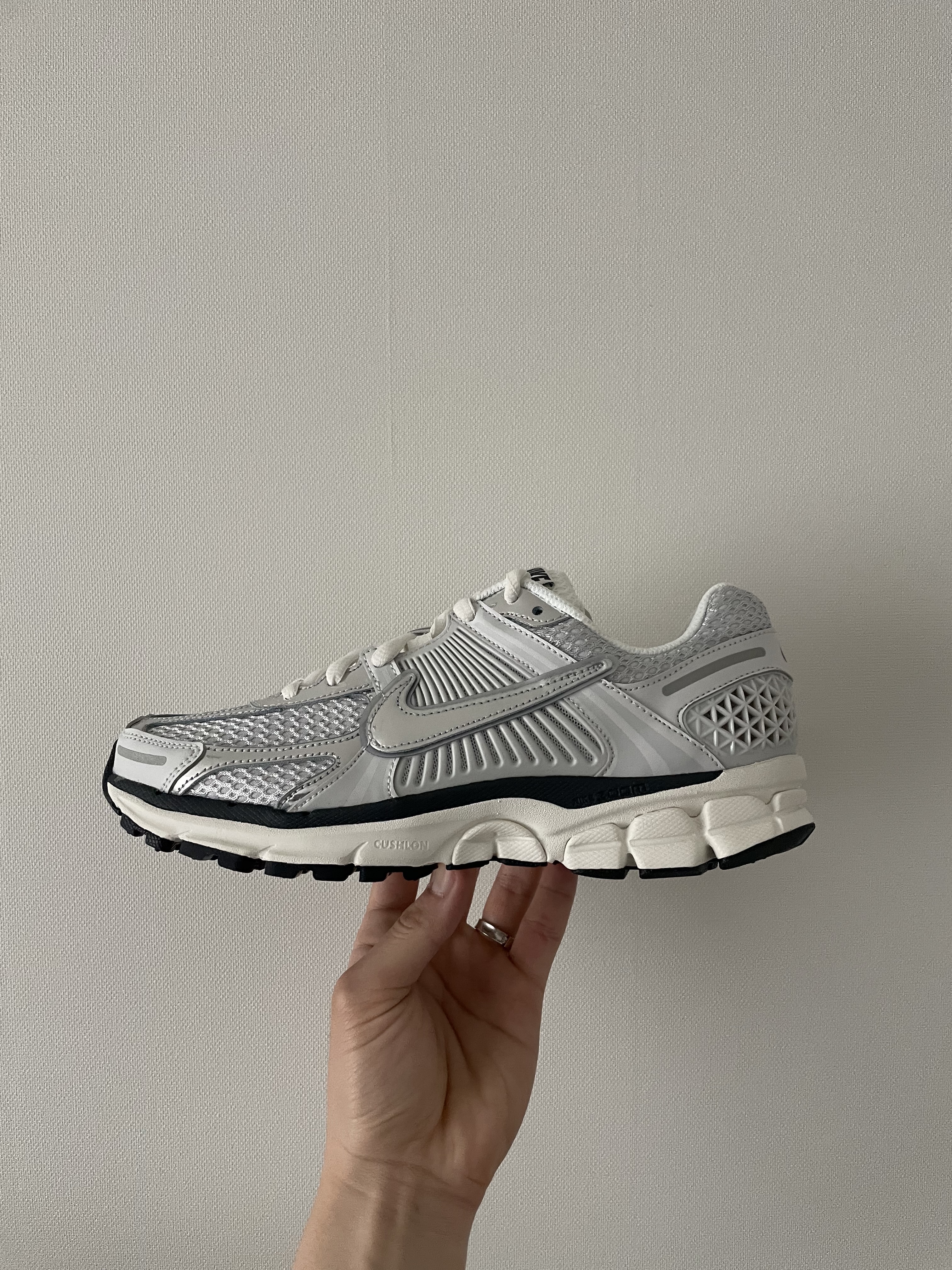 (W) Nike Zoom Vomero 5 Photon Dust and Metallic Silver ์ฐฉ์ฉ ์คํ์ผ - 4