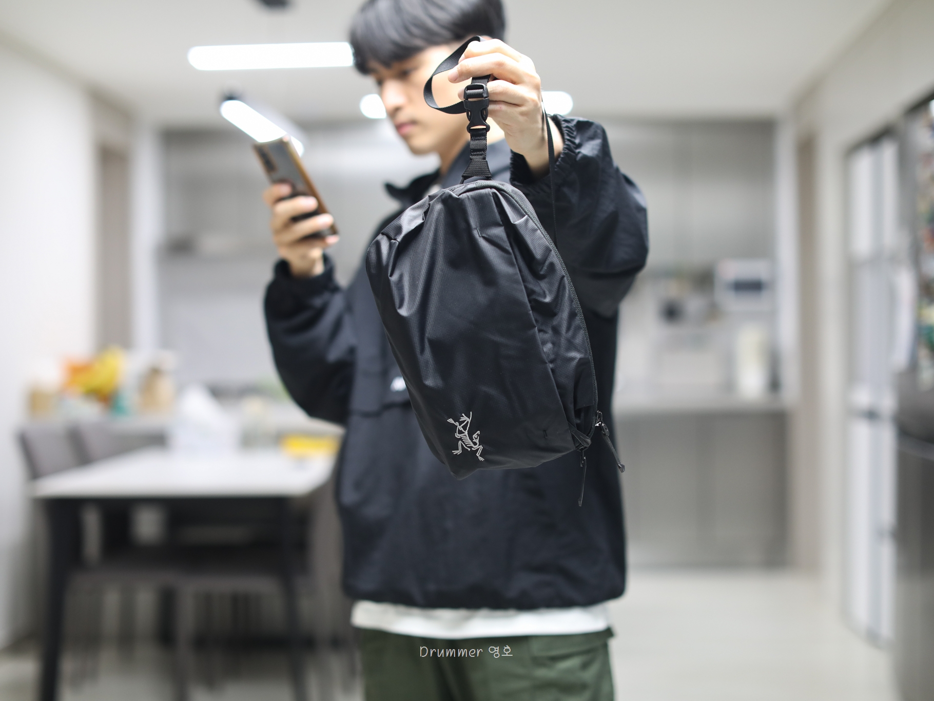 Arc'teryx Heliad 6 Crossbody Bag Black 착용 스타일