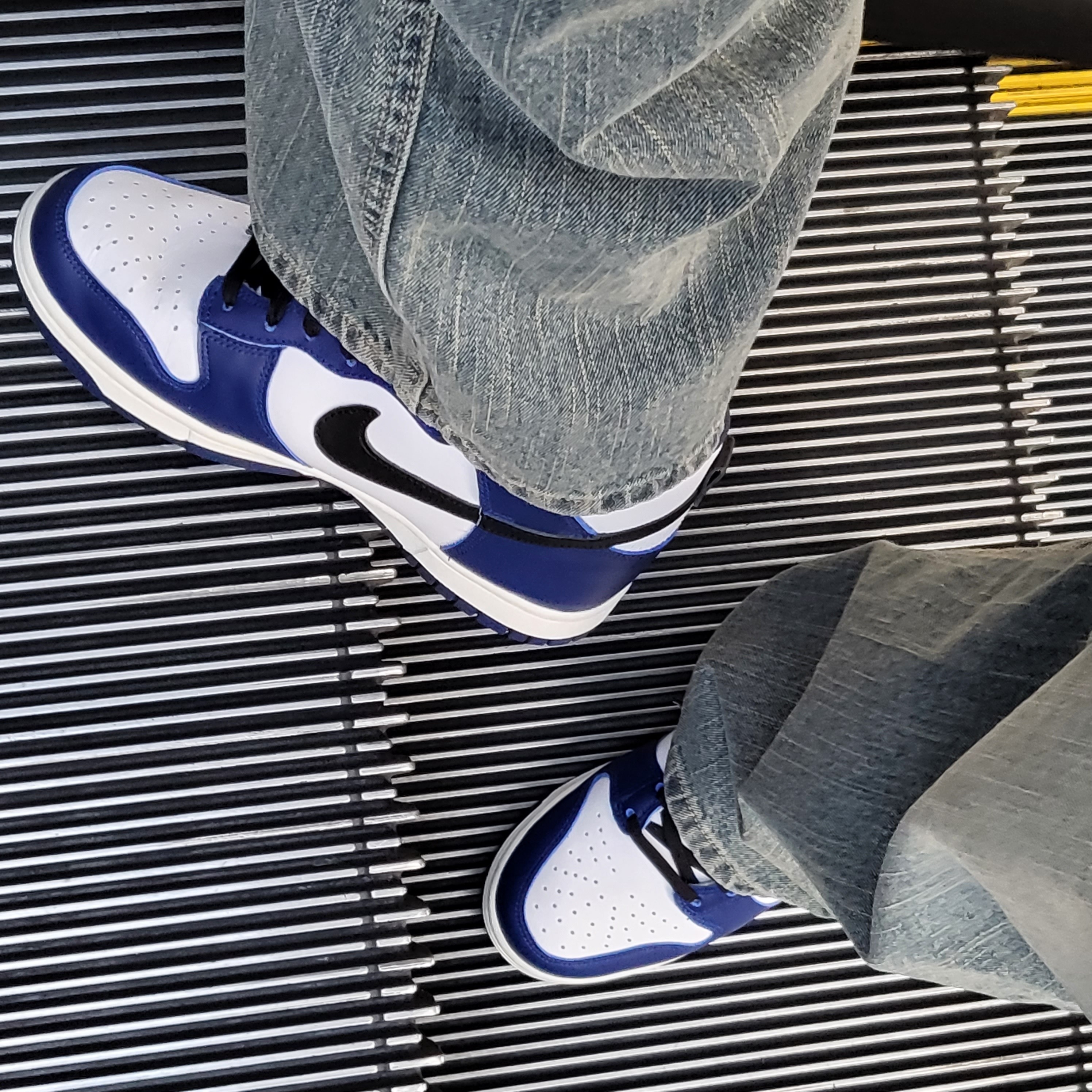 (W) Nike Dunk High Deep Royal Blue 착용 스타일 - 1