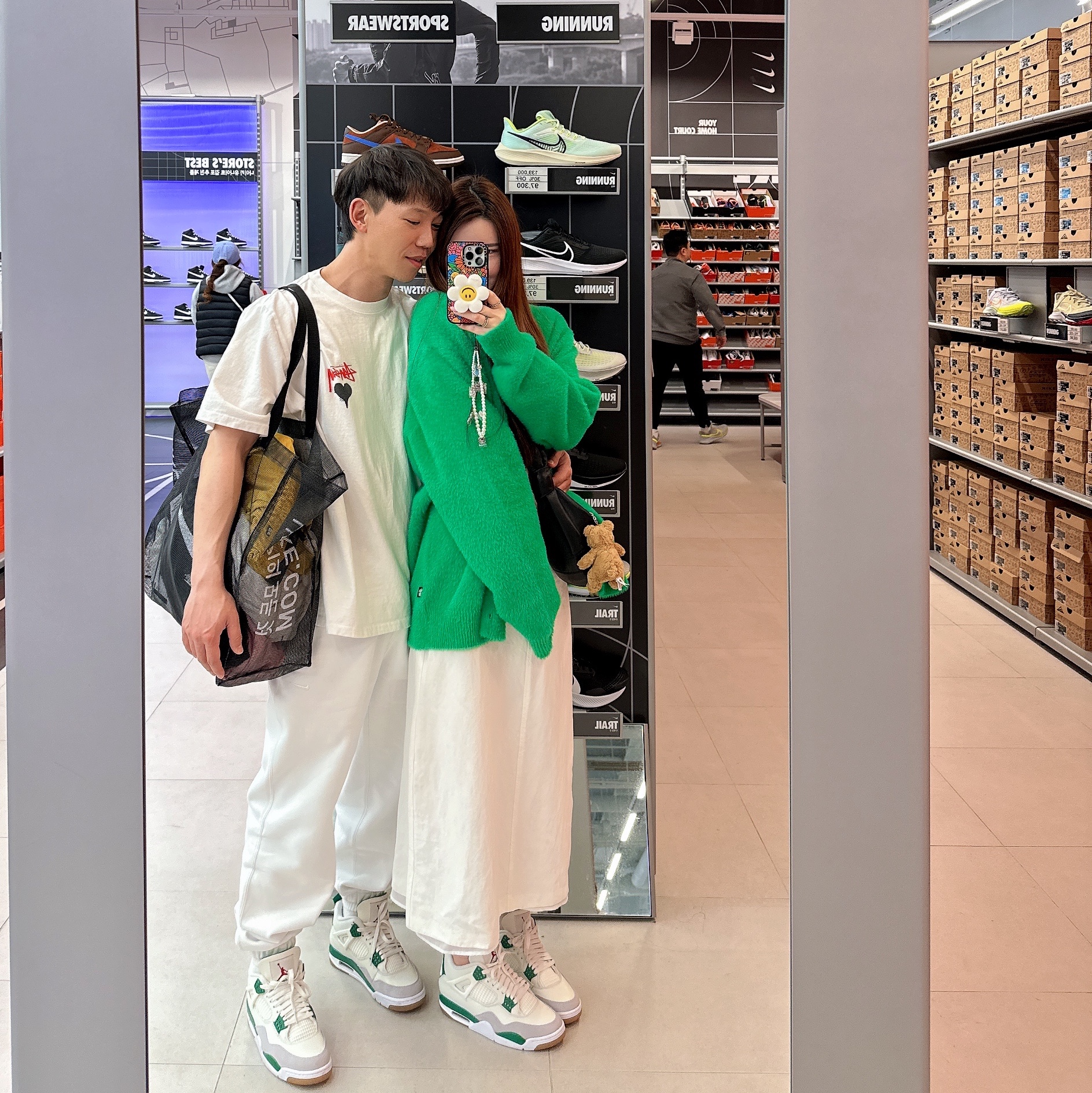 Stussy Stock Heart T-Shirt White, Jordan 4 x Nike SB Retro SP Pine Green 착용 스타일