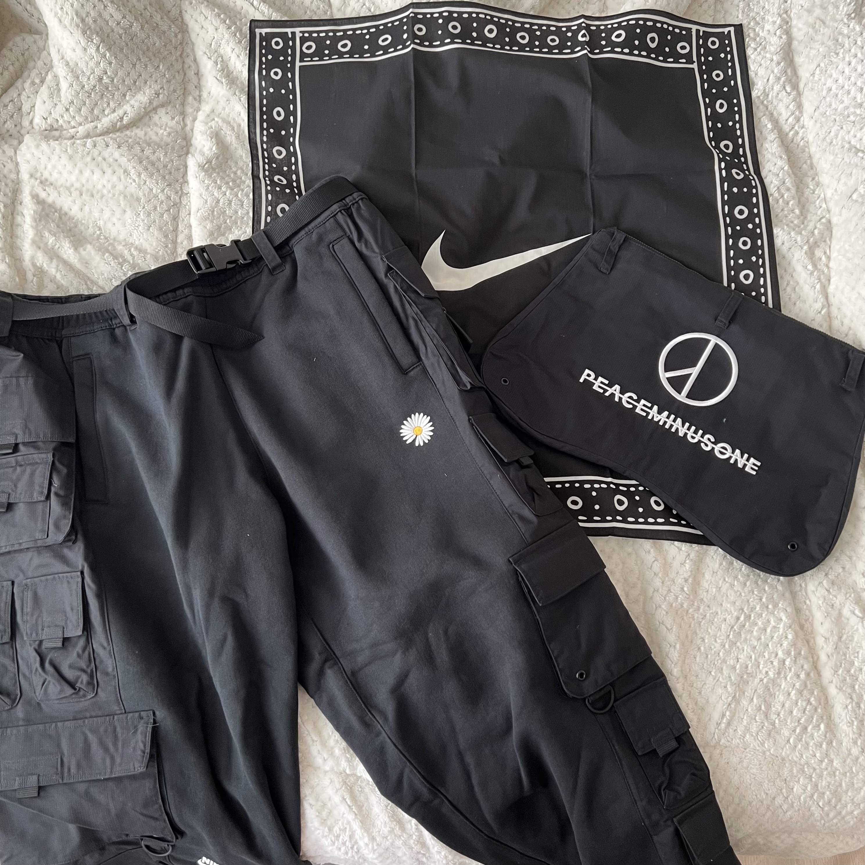 Nike x Peaceminusone Wide Pants Black (DR0096-010) 착용 스타일 - 1
