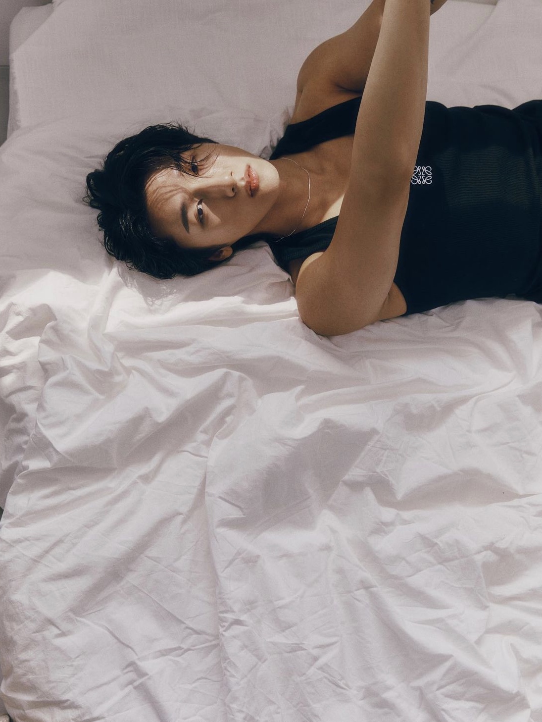 (W) Loewe Anagram Tank Top in Cotton Black 착용 스타일 - 2