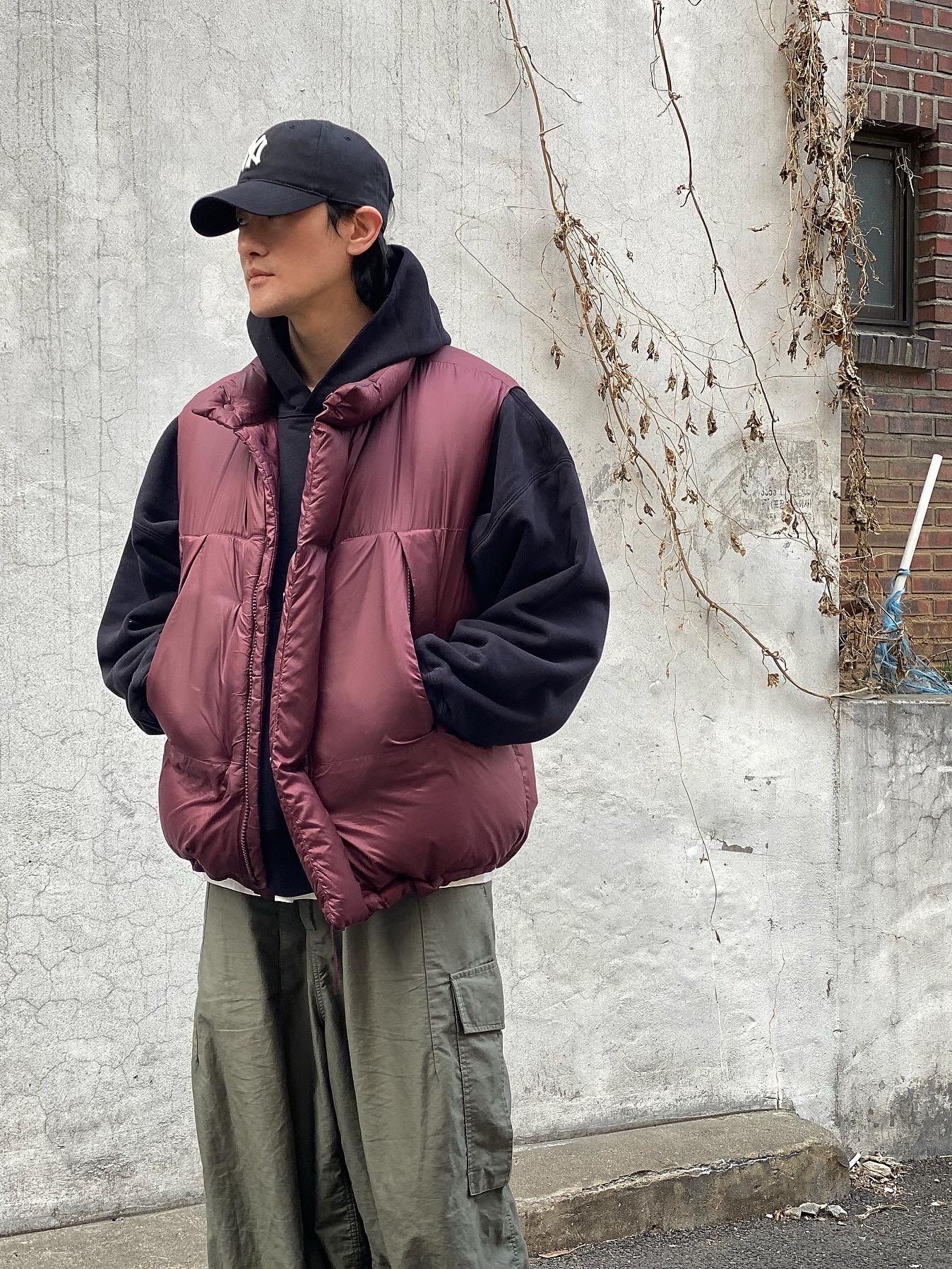 Jordan 1 Retro High OG Bloodline, Yeezy Gap Hoodie Black 착용 스타일 - 3