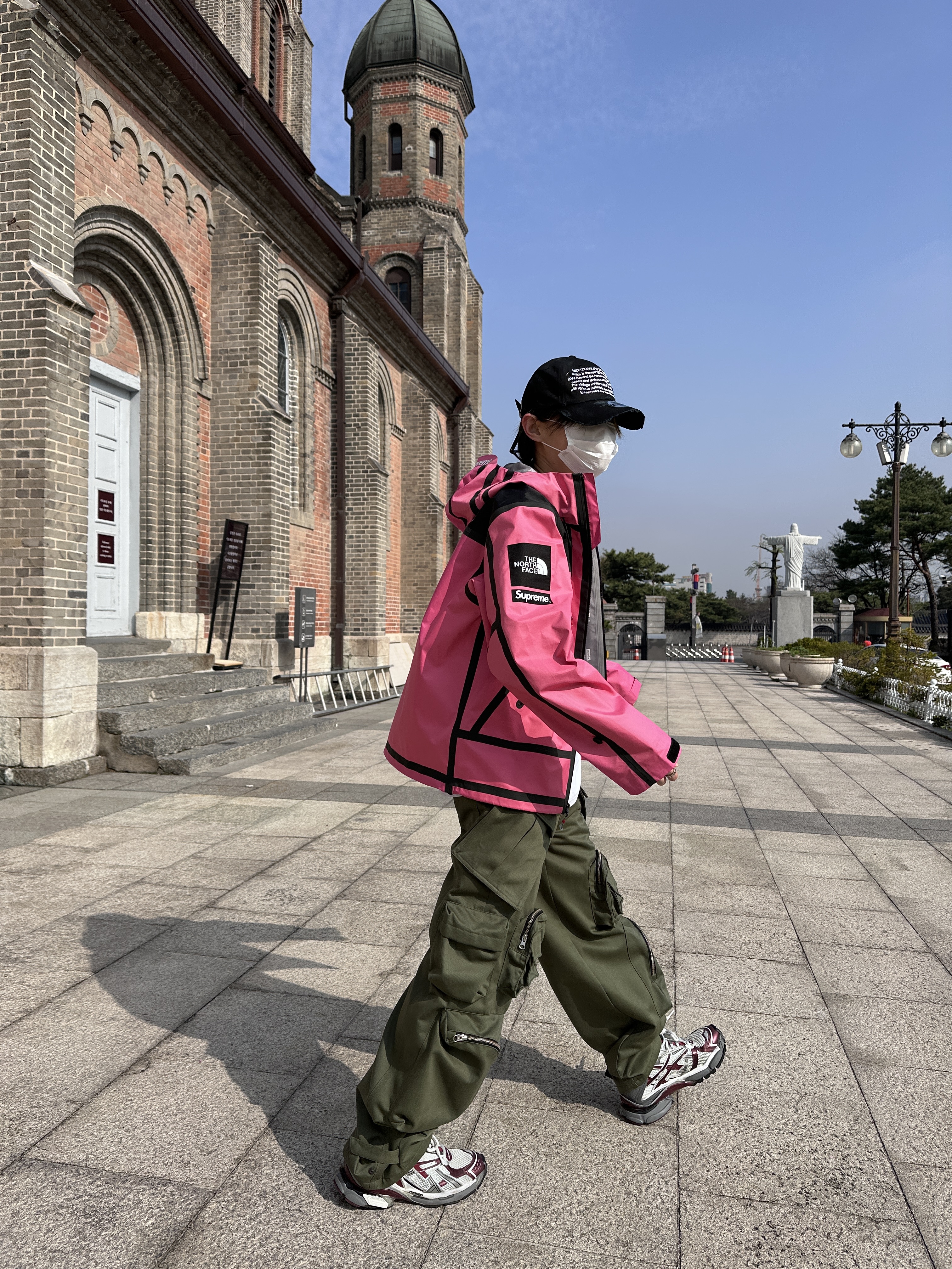 Supreme x The North Face Summit Series Outer Tape Seam Jacket Pink - 21SS, Nonnod Mechanic Cargo Pants Khaki 착용 스타일 - 3