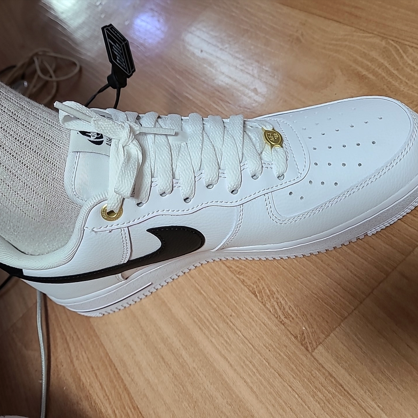 Nike Air Force 1 '07 LV8 40th Anniversary Join Forces White Black 착용 스타일 - 3