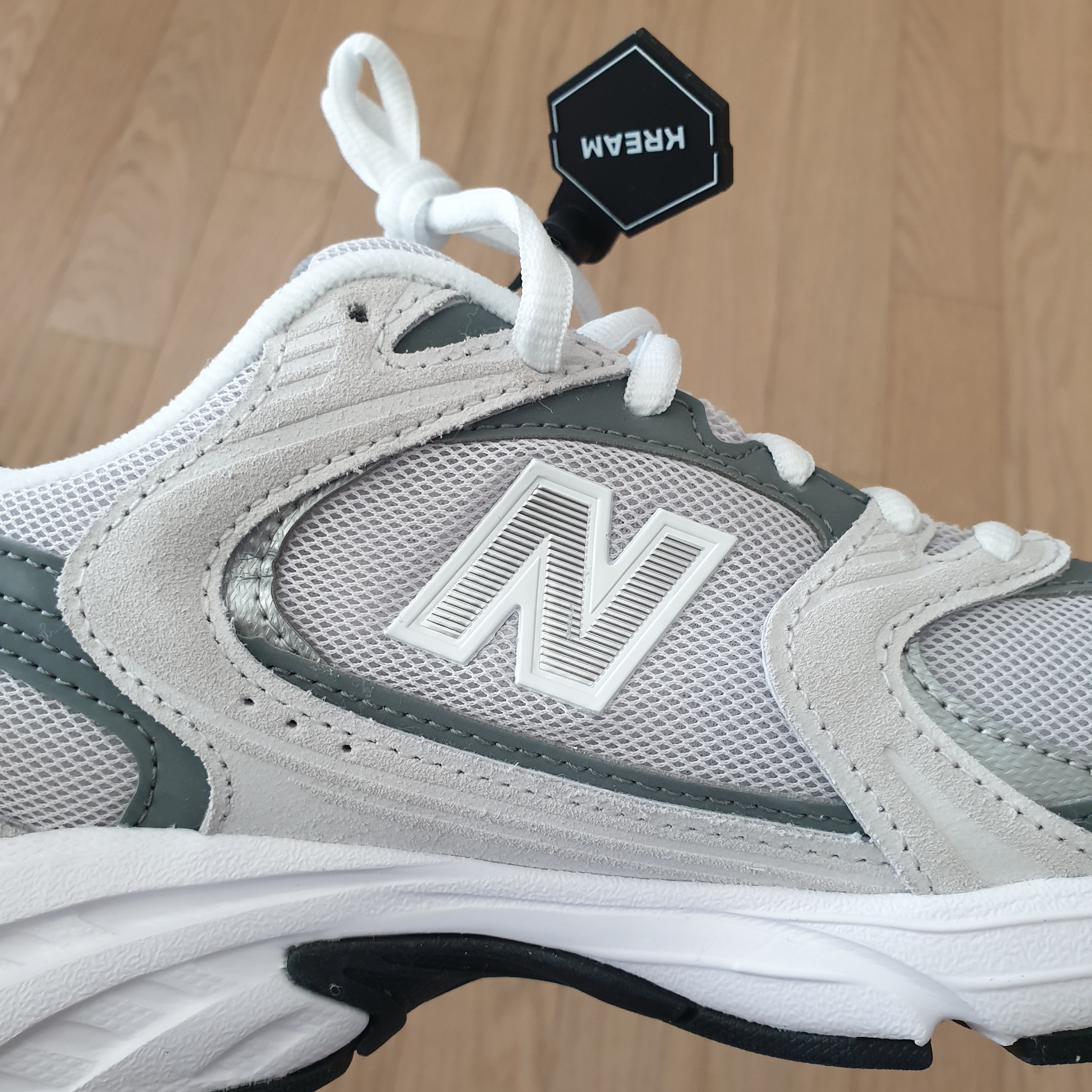 New Balance 530 Classic Grey 착용 스타일