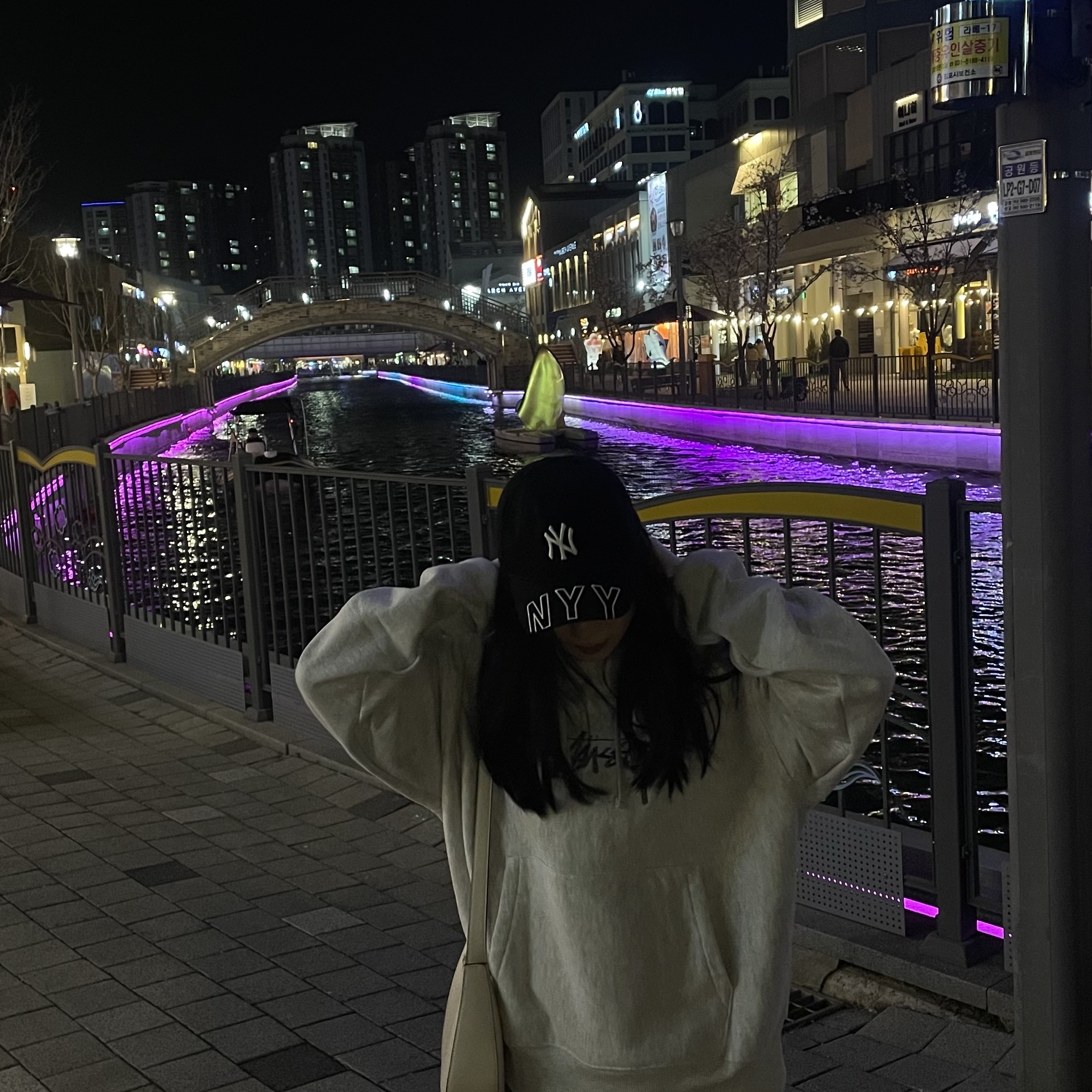 Stussy Stock Logo Applique Hoodie Ash Heather Silver 착용 스타일 - 2