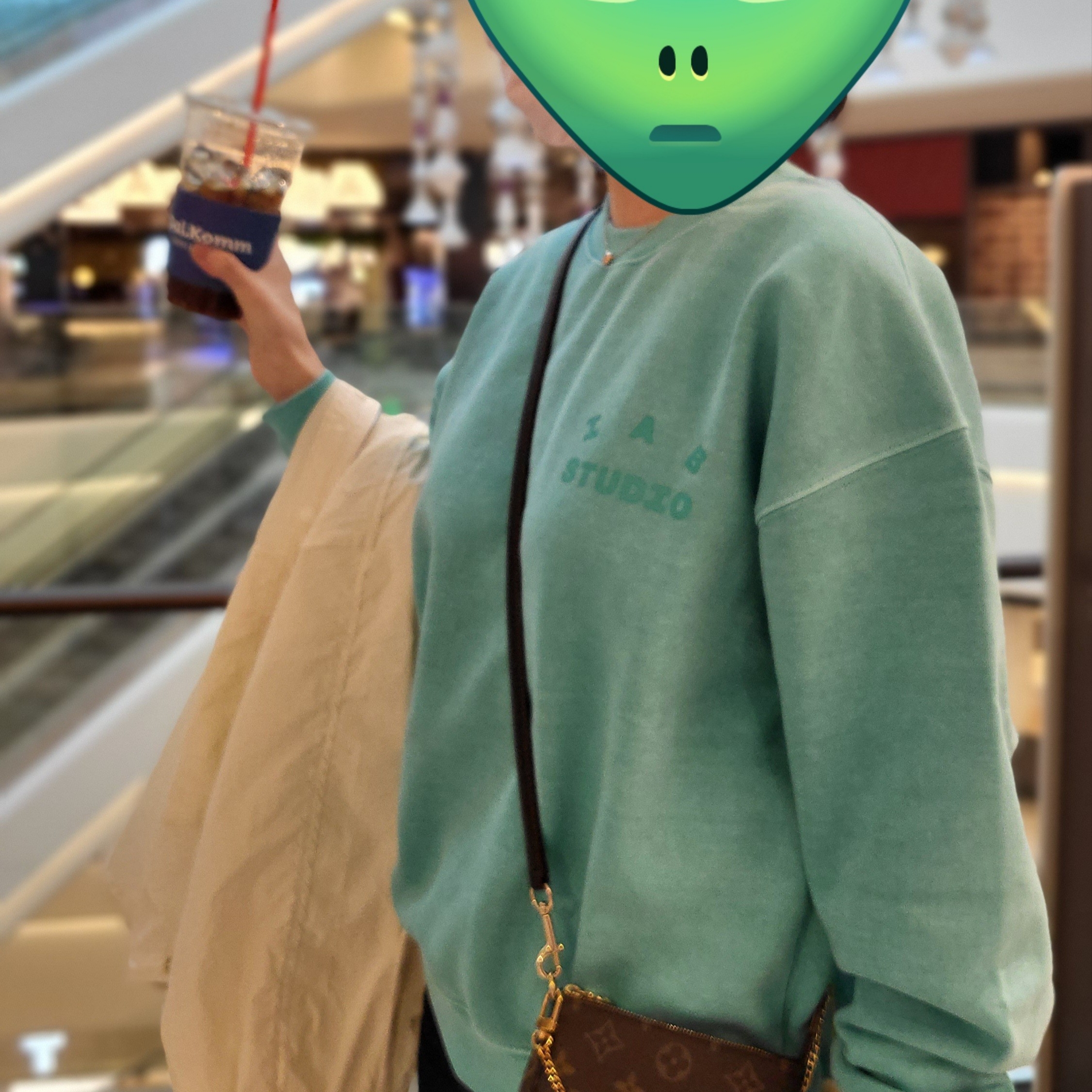 IAB Studio Pigment Sweatshirt & Mini Bag Jade, Louis Vuitton Mini Pochette Accessoires Monogram 착용 스타일 - 2