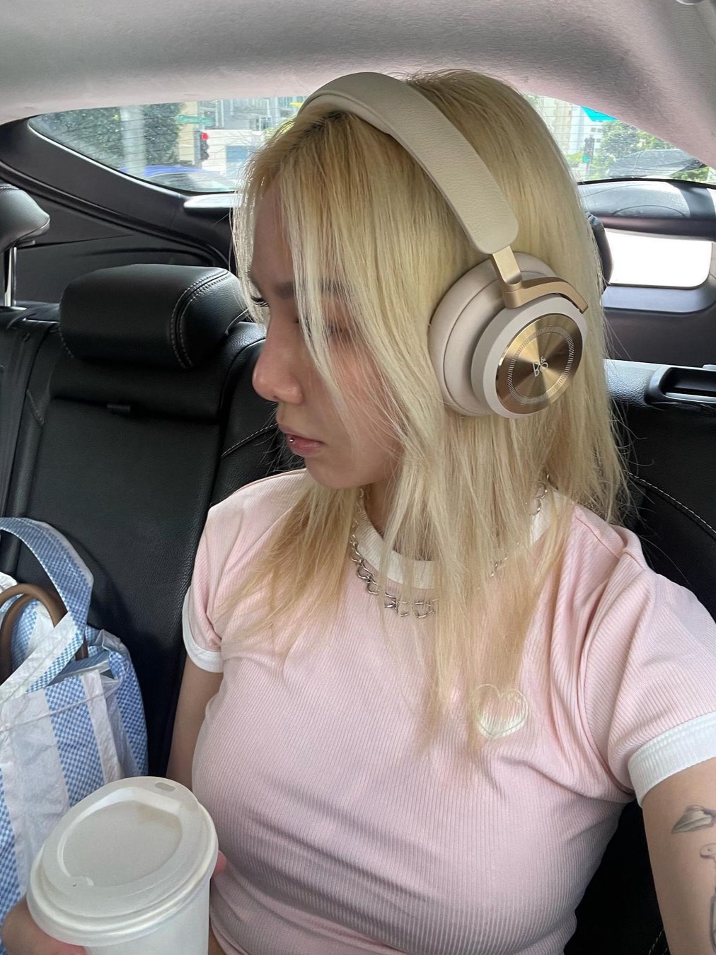 [12% 쿠폰] Bang & Olufsen Beoplay HX Gold Tone 착용 스타일 - 1
