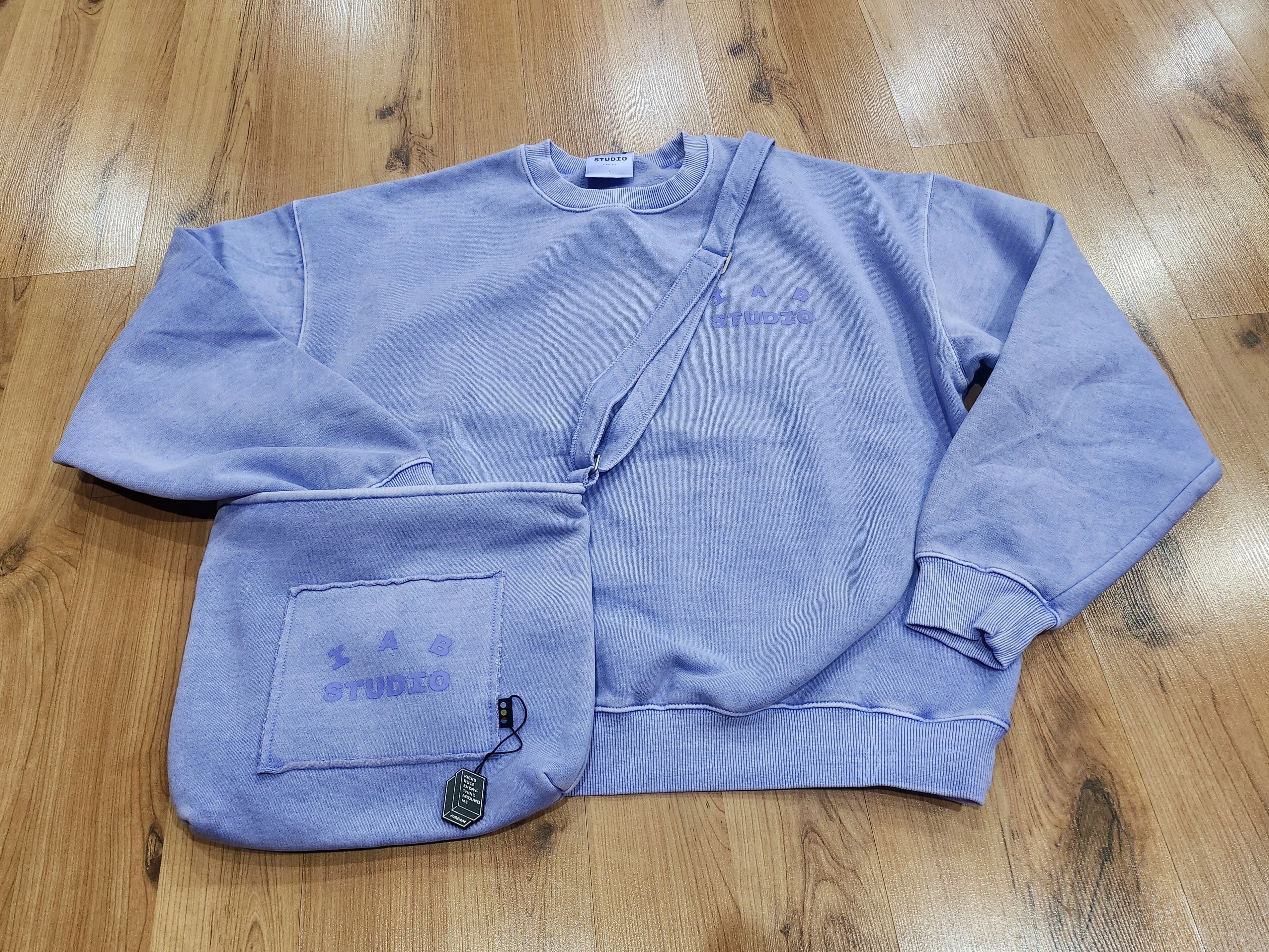 IAB Studio Pigment Sweatshirt & Mini Bag Lavender 착용 스타일 - 1