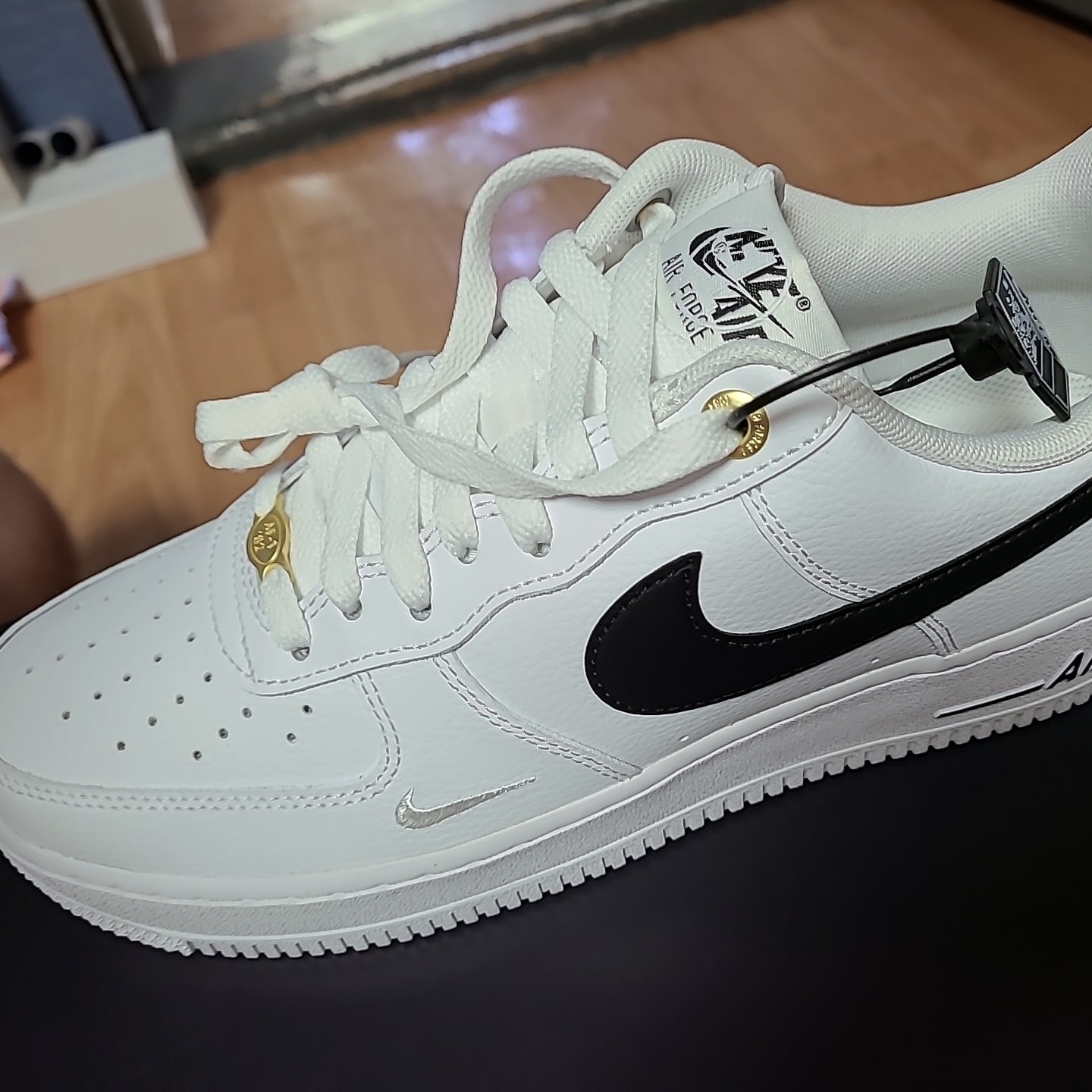 Nike Air Force 1 '07 LV8 40th Anniversary Join Forces White Black 착용 스타일 - 2