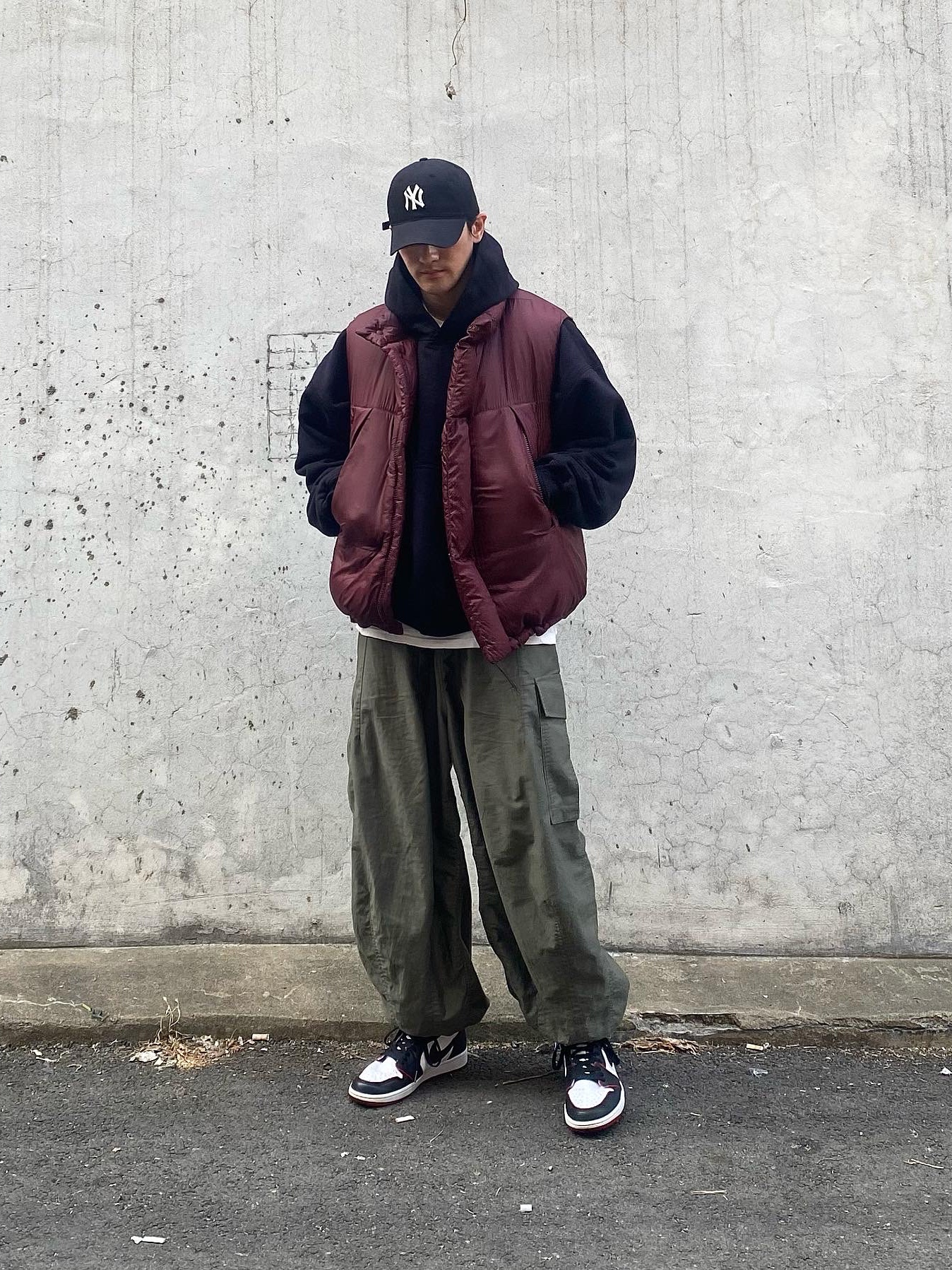 Jordan 1 Retro High OG Bloodline, Yeezy Gap Hoodie Black 착용 스타일 - 1