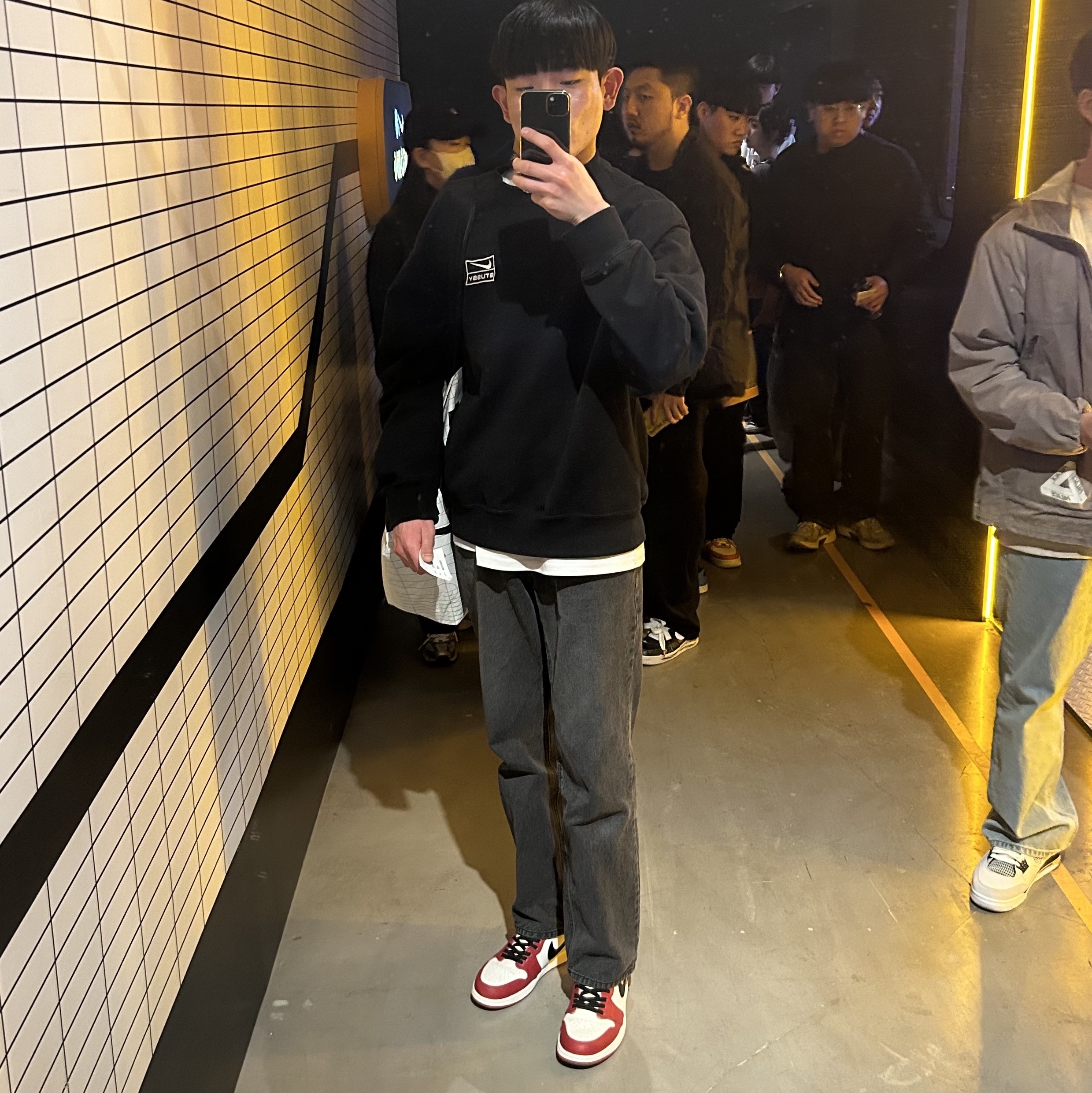 Nike x Stussy NRG Washed Fleece Crewneck Black (DO5310-010), IAB Studio T-Shirt White Light Green 착용 스타일 - 1