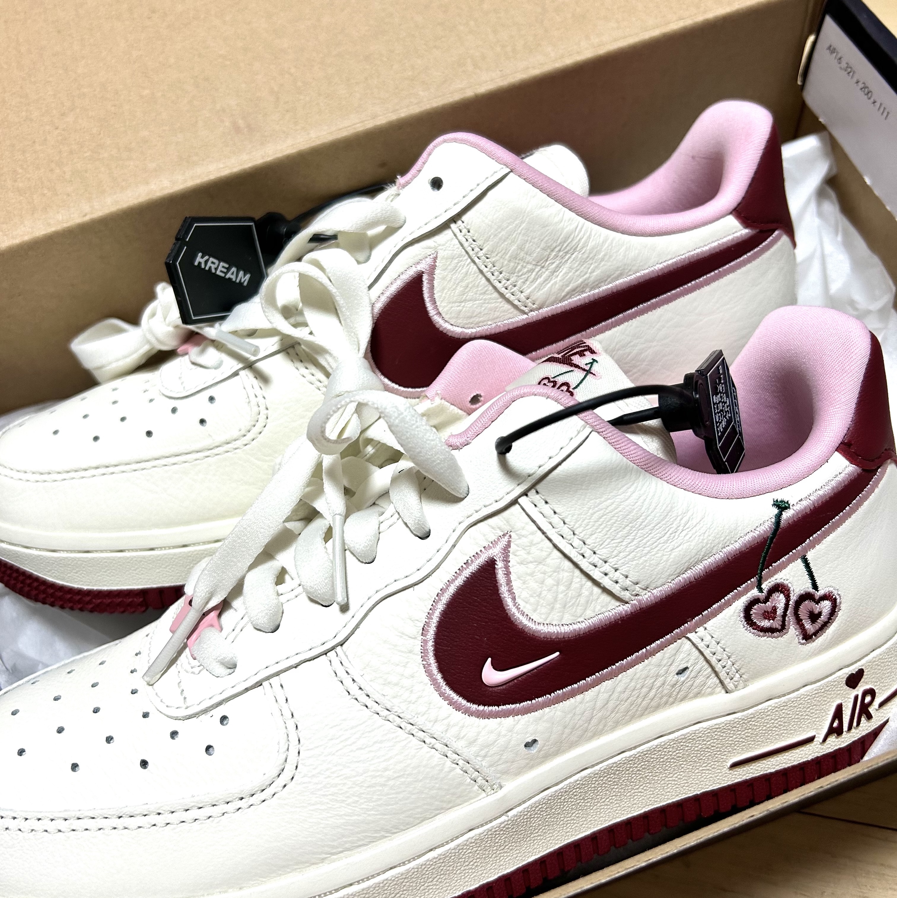 (W) Nike Air Force 1 Low White Red 착용 스타일 - 1