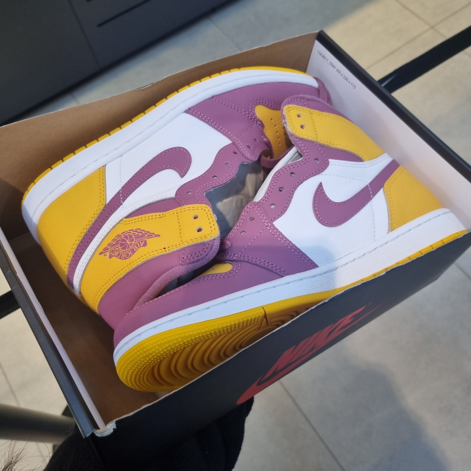Jordan 1 Retro High OG University Gold Light Bordeaux 착용 스타일