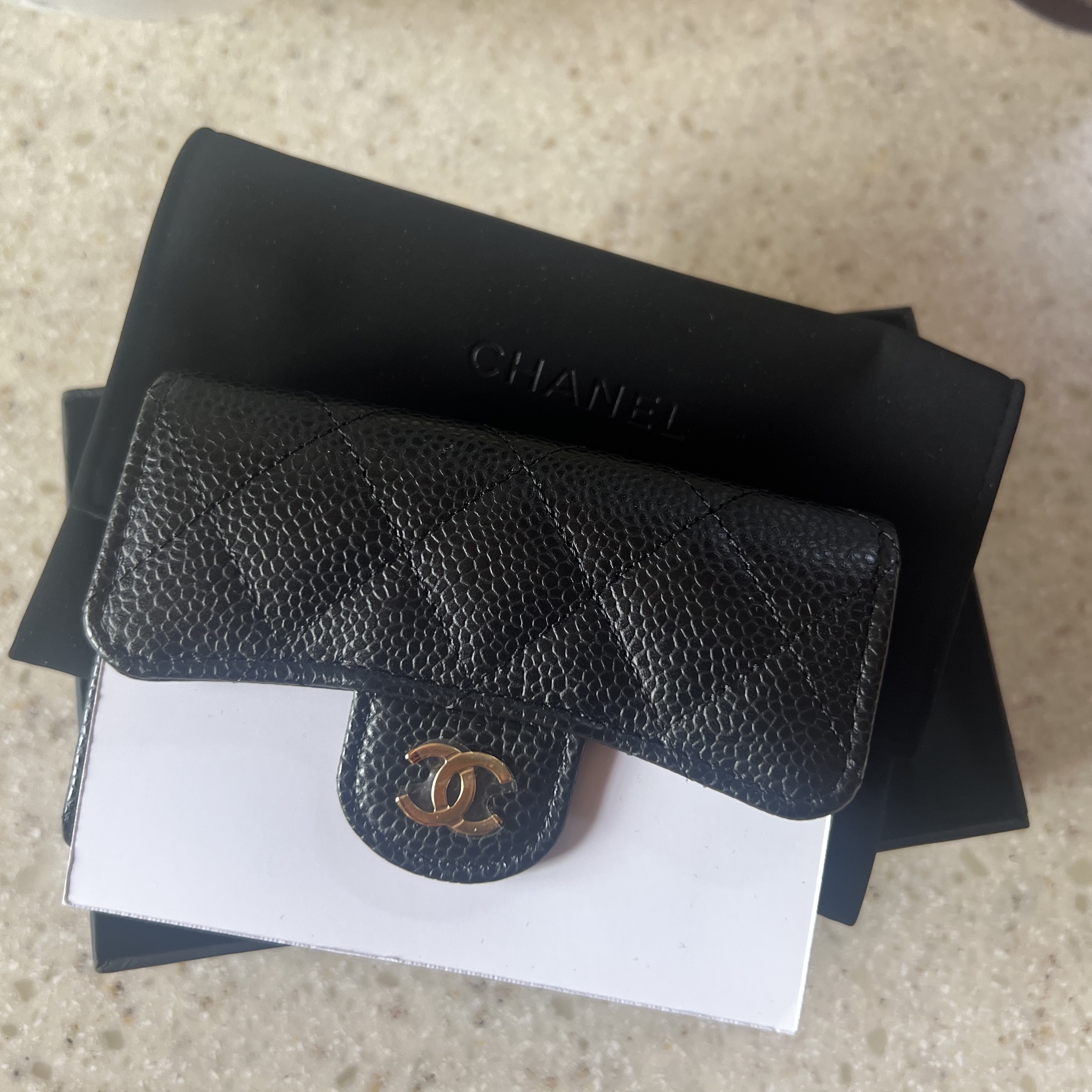 Chanel Classic Card Holder Grained Calfskin & Gold Black 착용 스타일