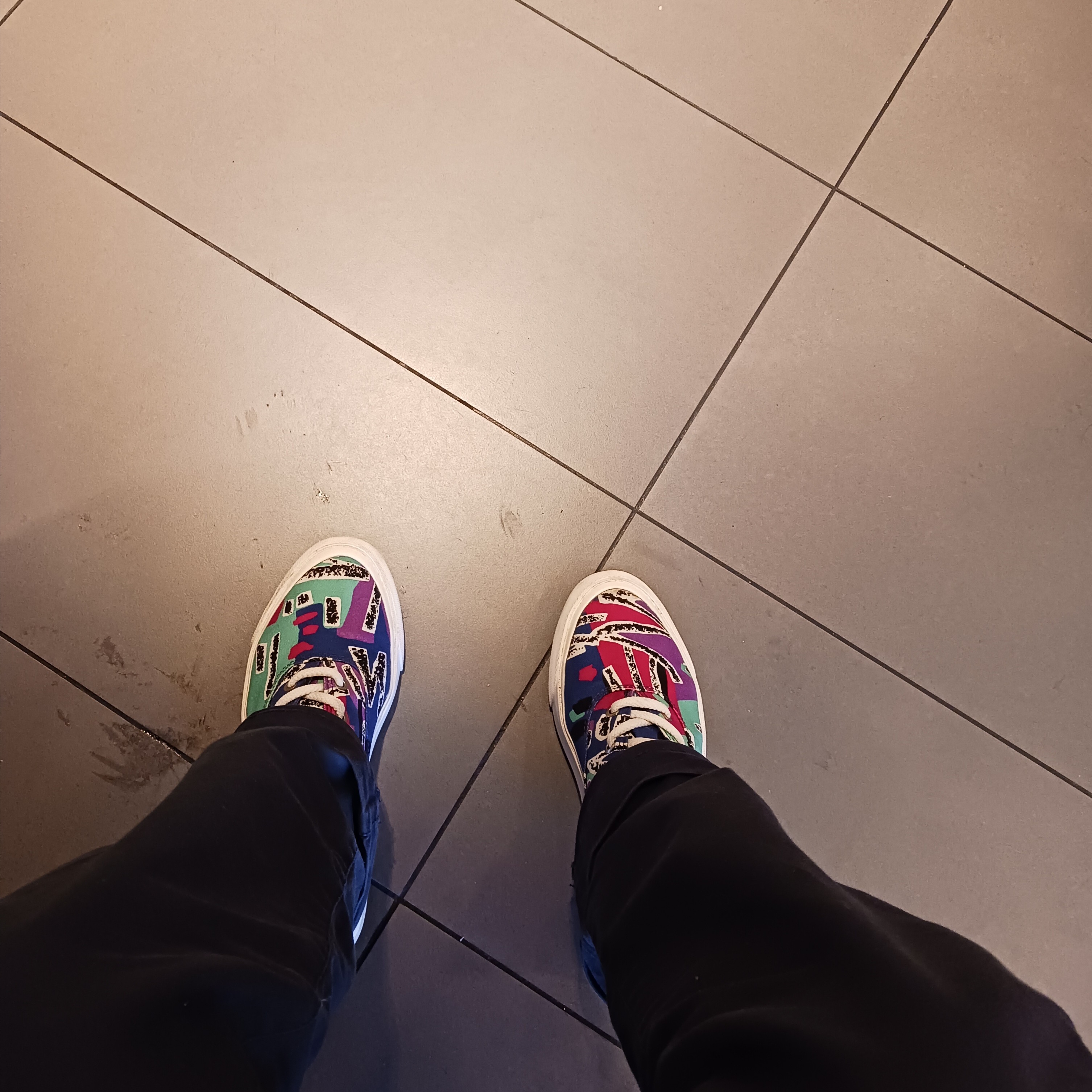 Jordan 1 Low SE Tokyo 96, Converse x Fear of God Essentials Skid Grip Hi 착용 스타일 - 3