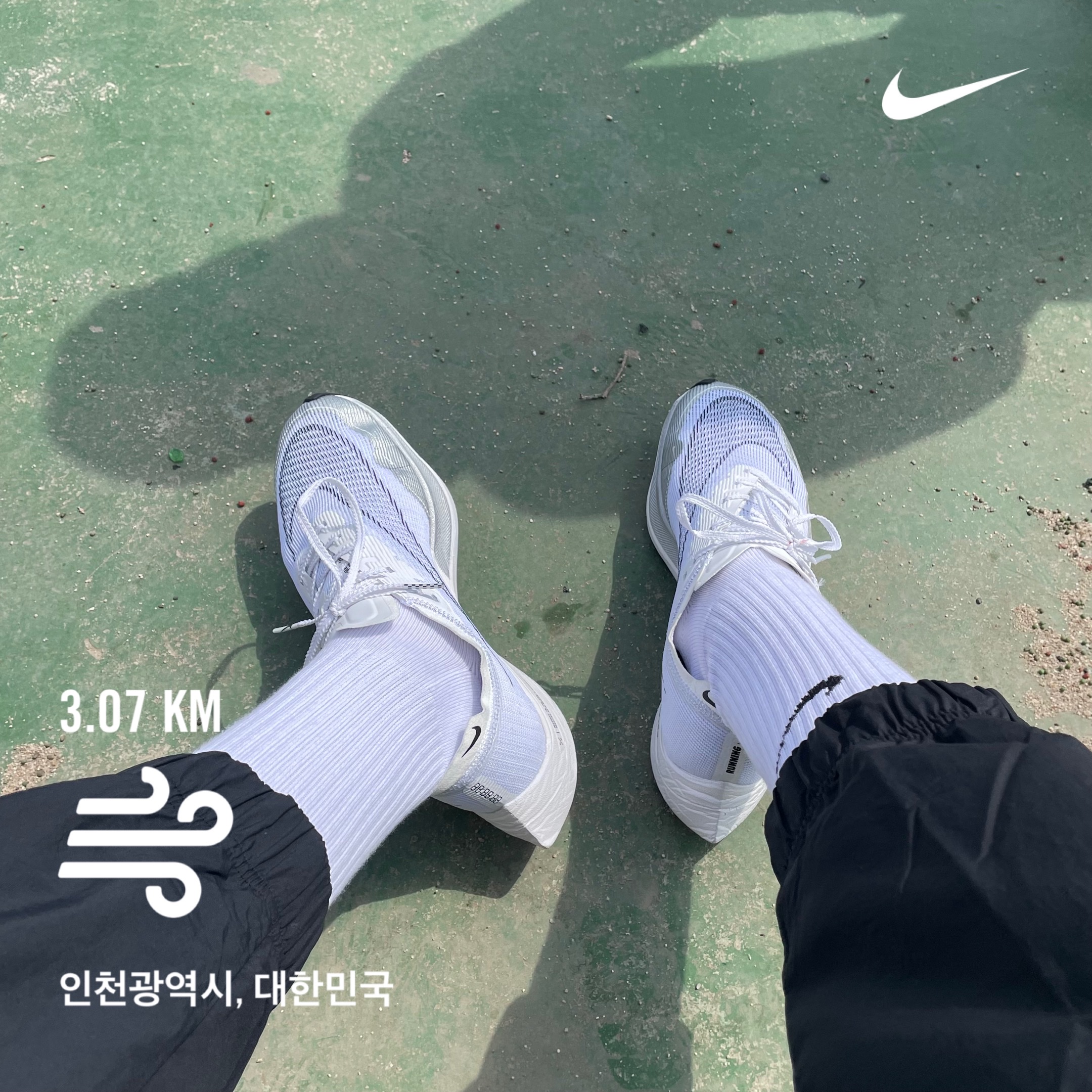 Nike ZoomX Vaporfly Next% 2 White Metallic Silver 착용 스타일