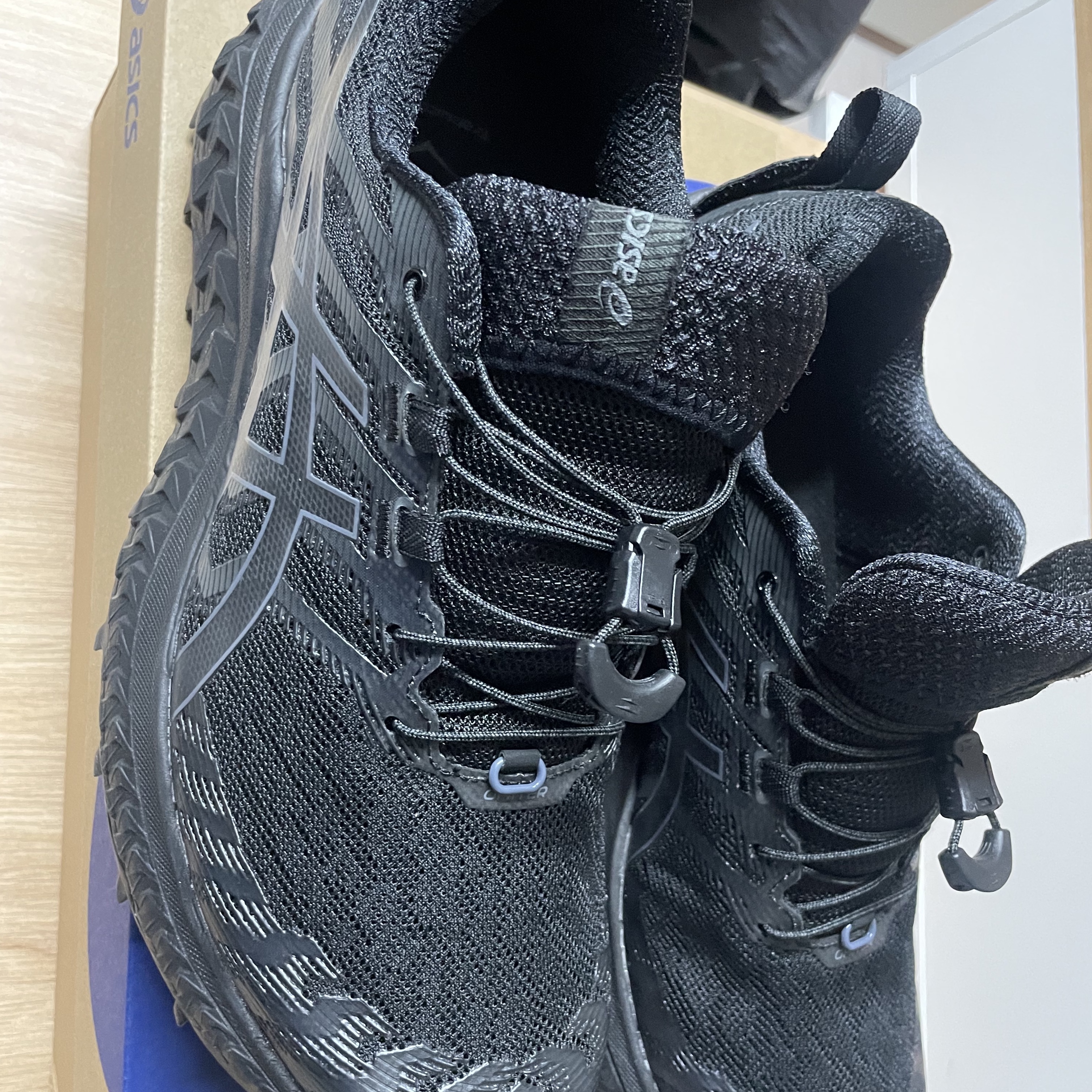 Asics Trabuco Max Black 착용 스타일 - 1