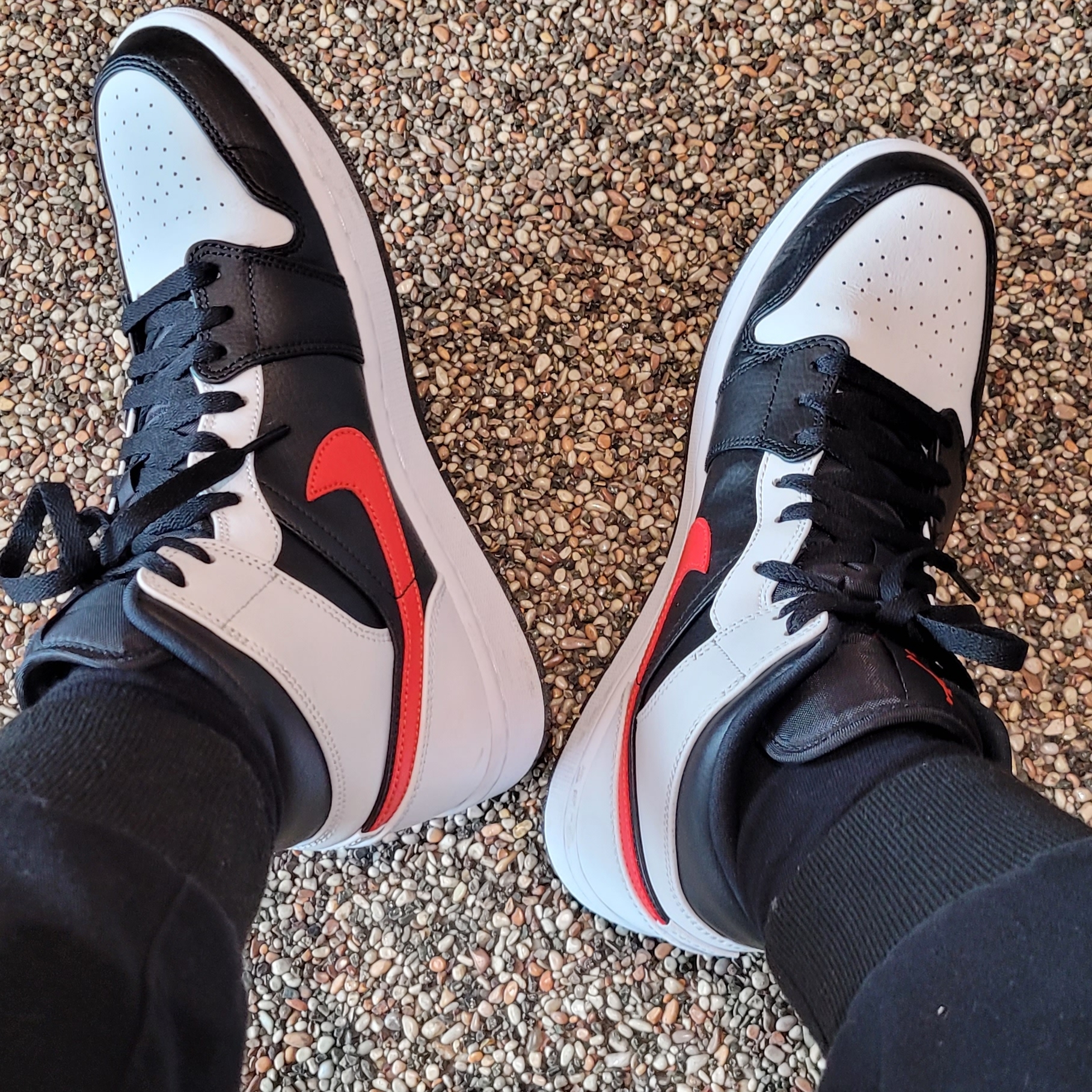 Jordan 1 Mid Black Chile Red 착용 스타일