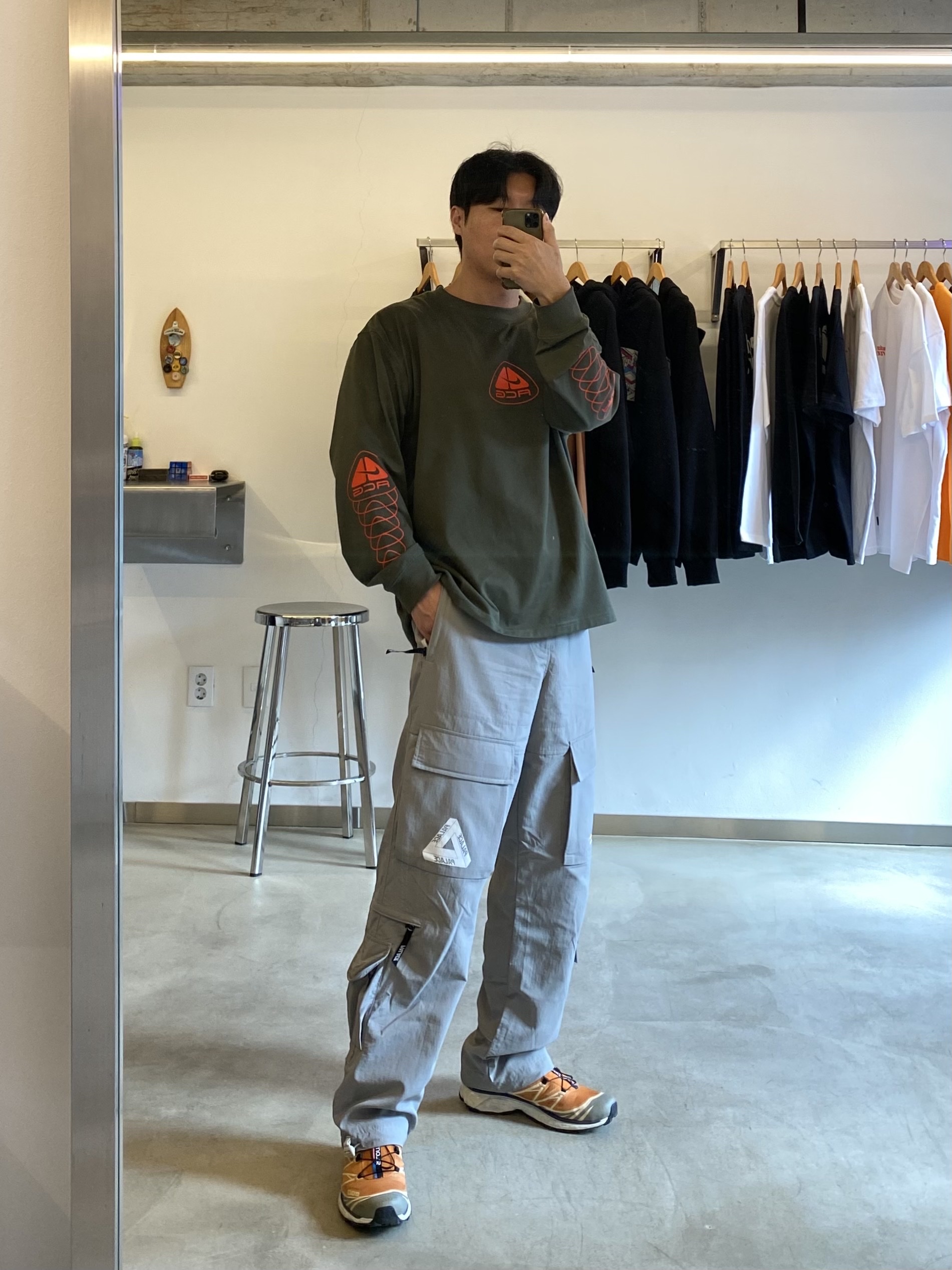Nike NRG ACG Seasonal Lungs Long Sleeve T-Shirt Cargo Khaki - Asia, Palace Cordura RS Shell Cargos Grey - 22FW 착용 스타일 - 1