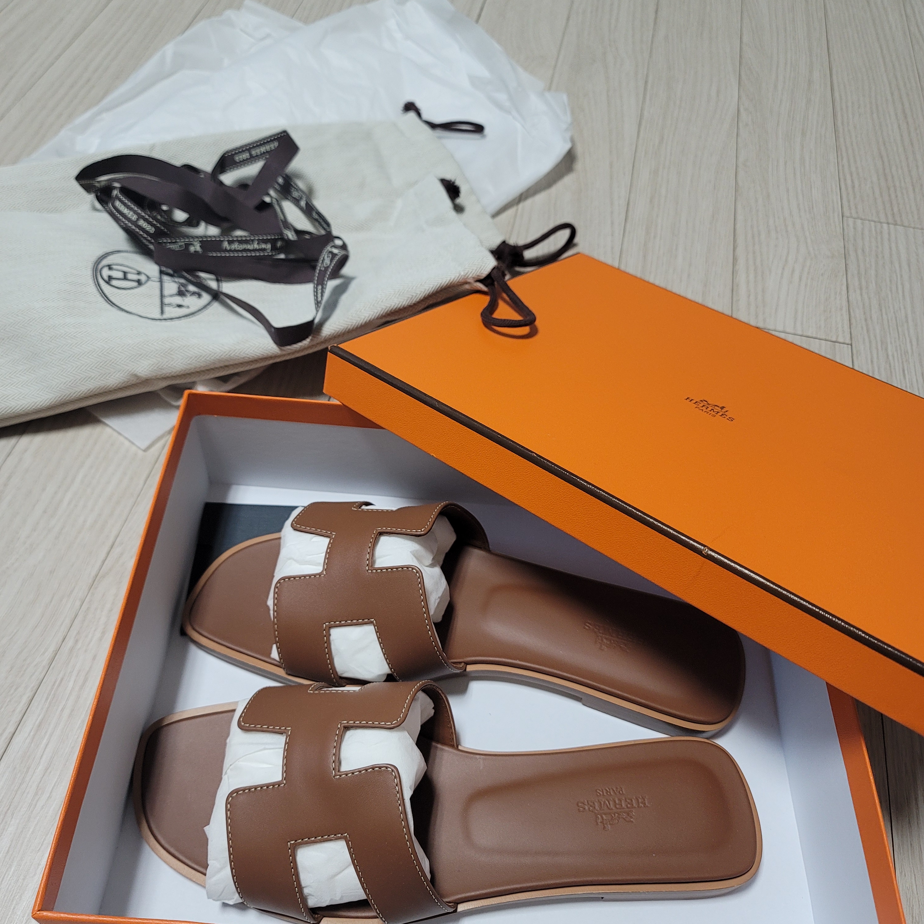 (W) Hermes Oran Sandal Calfskin & Gold Piqures Ecrues 착용 스타일
