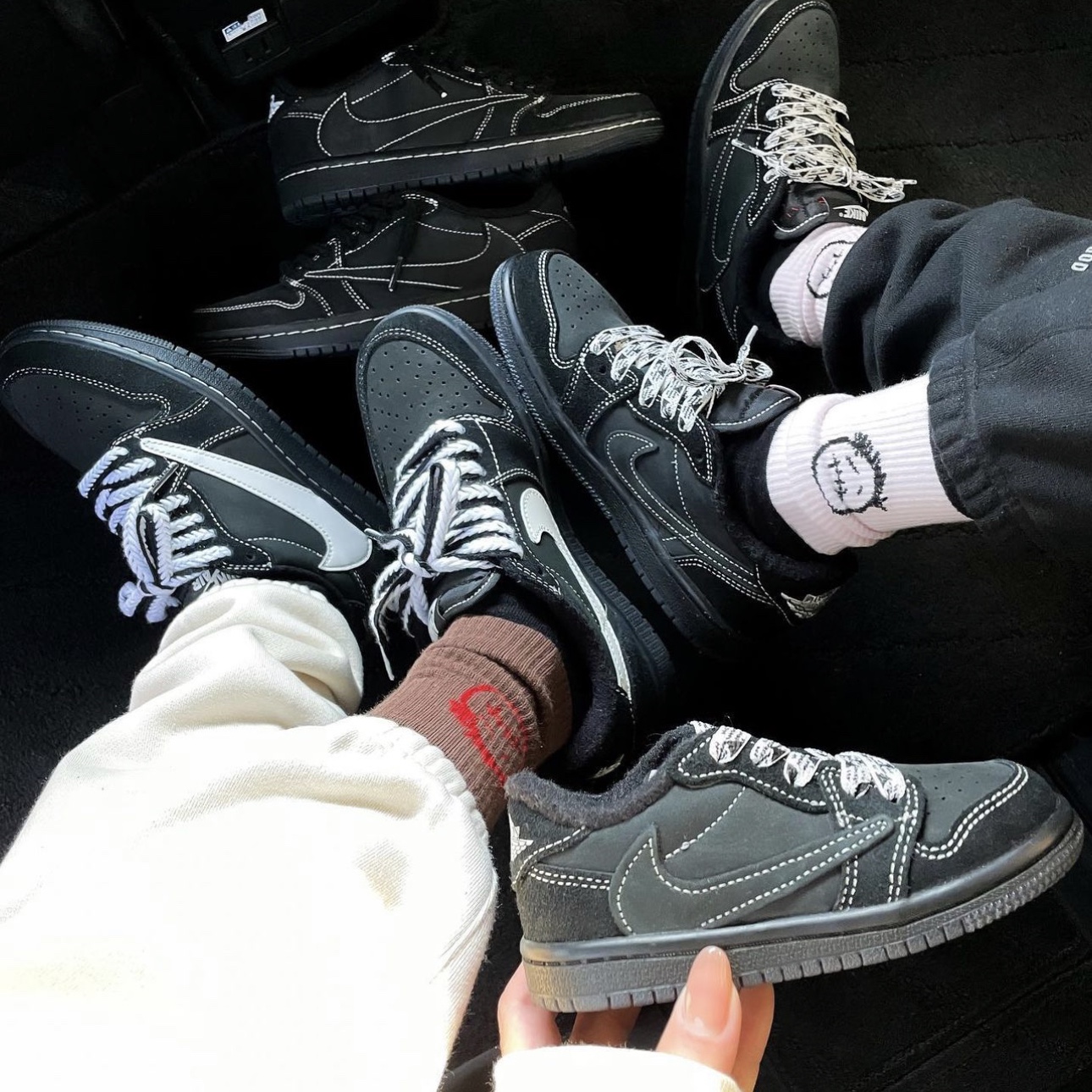 Jordan 1 x Travis Scott Retro Low OG SP Black Phantom 착용 스타일 - 1