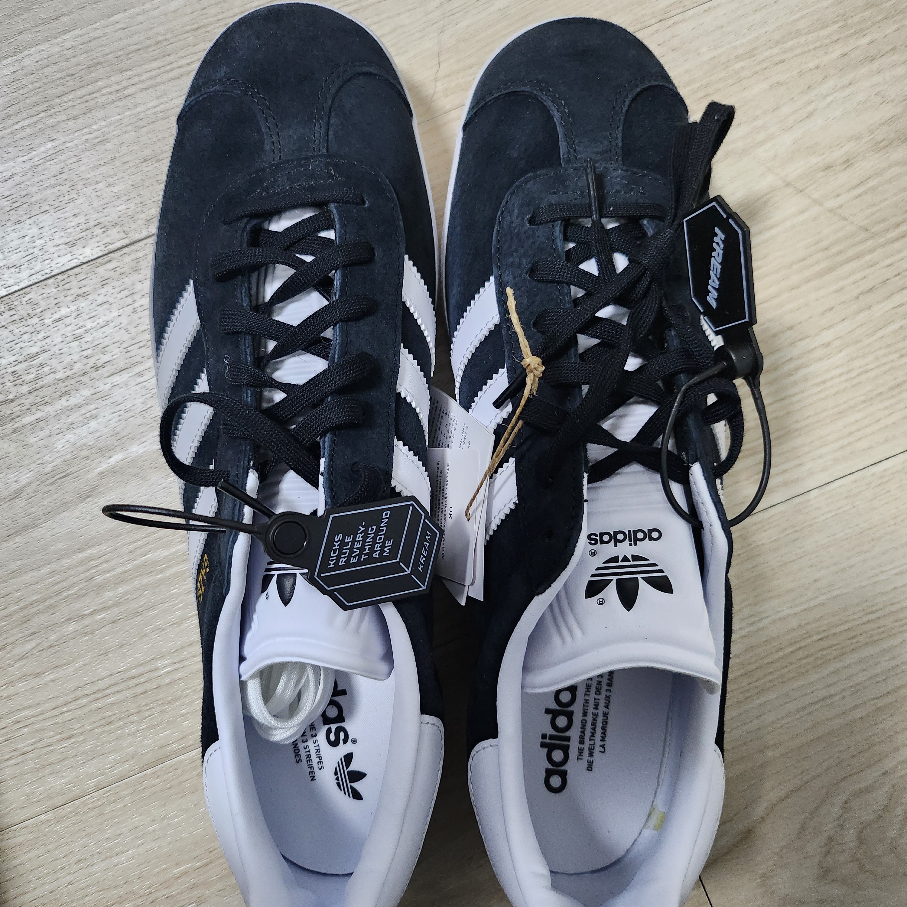 Adidas Gazelle Core Black White 착용 스타일