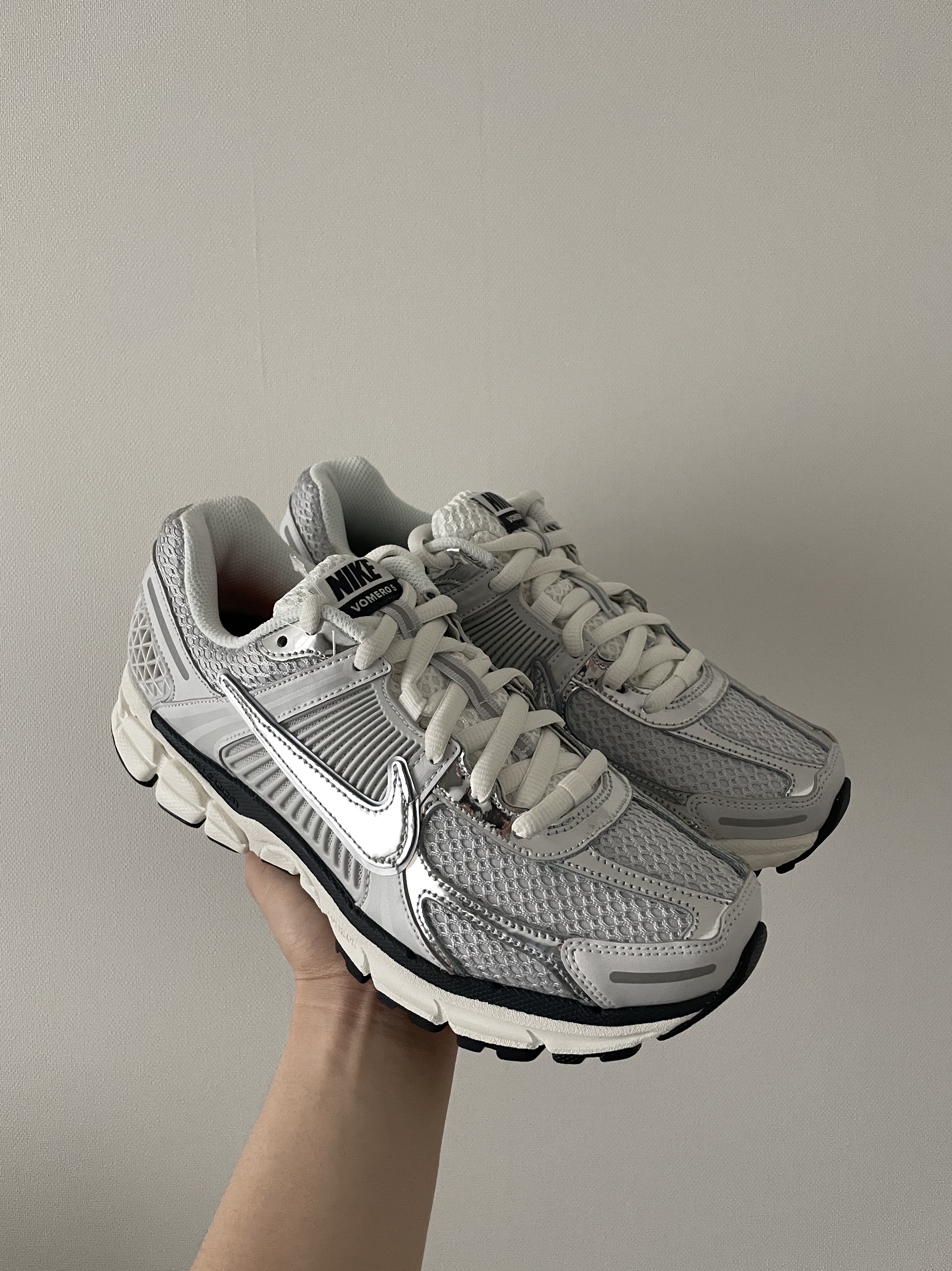 (W) Nike Zoom Vomero 5 Photon Dust and Metallic Silver ์ฐฉ์ฉ ์คํ์ผ - 2