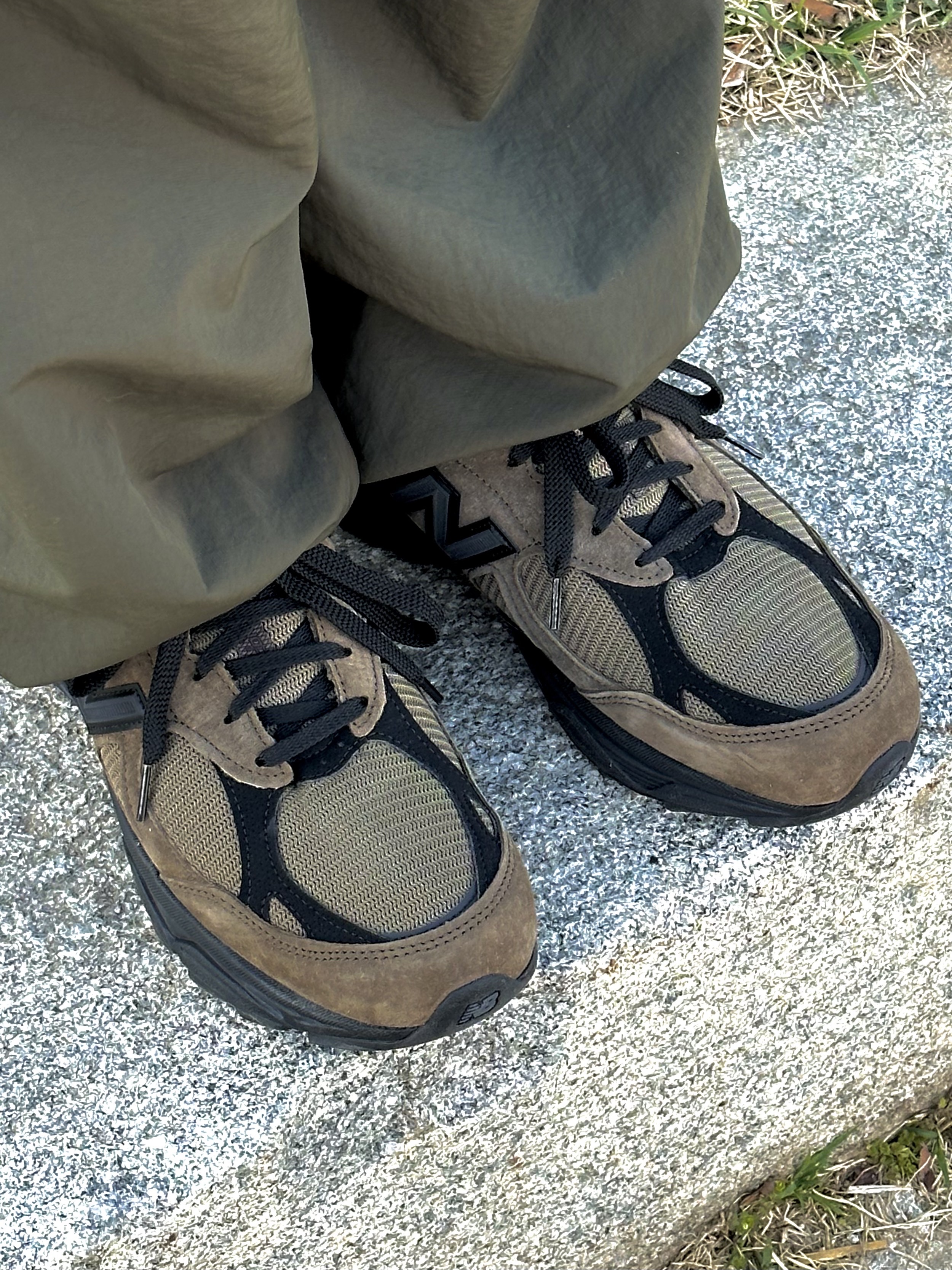 New Balance x JJJJound 990v3 Brown Black 착용 스타일 - 5