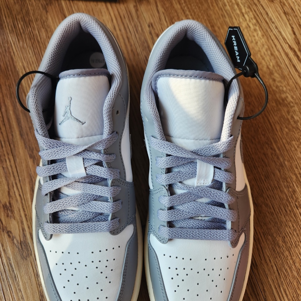 Jordan 1 Low Stealth and White 착용 스타일 - 1