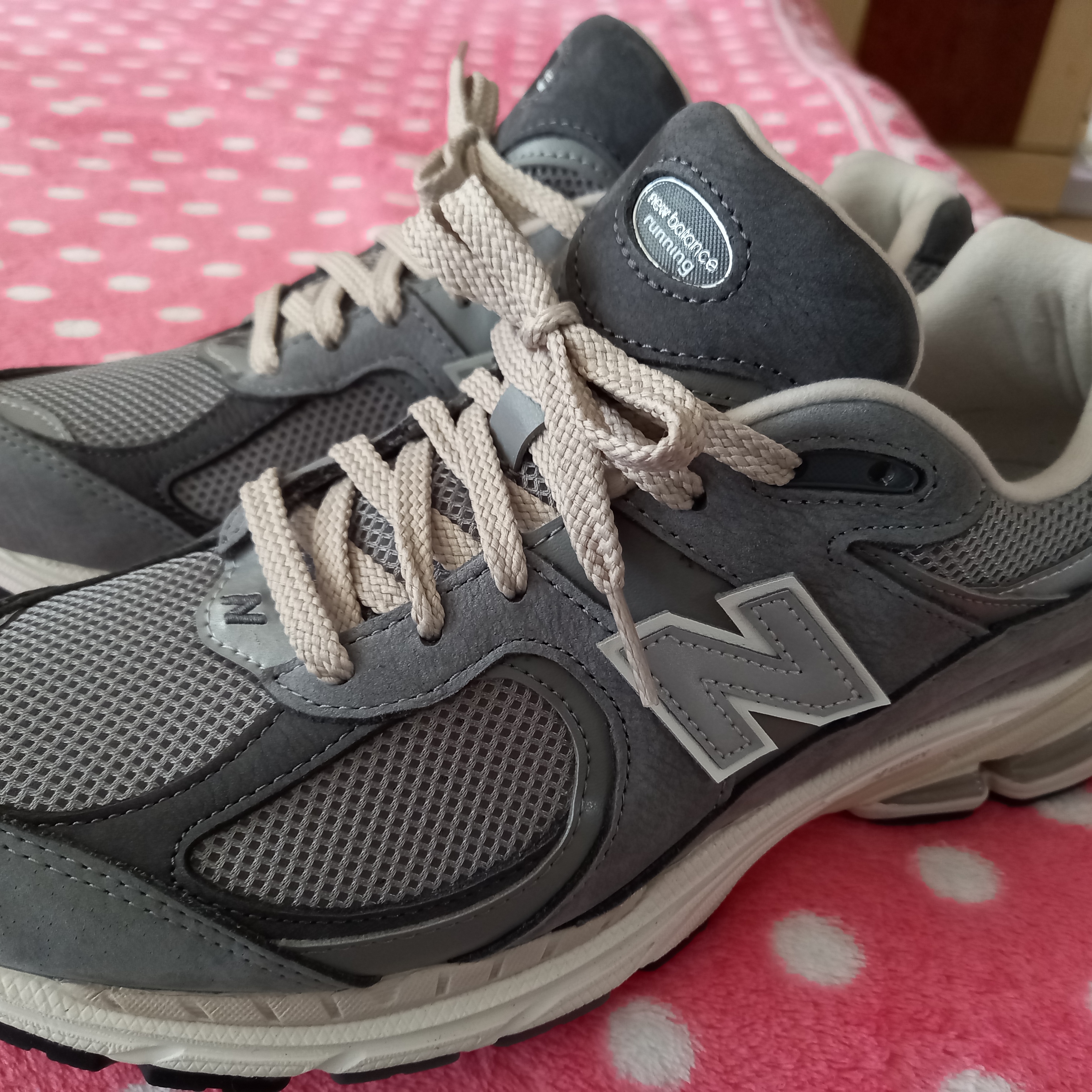 New Balance 2002R Premium Vintage Grey 착용 스타일 - 2