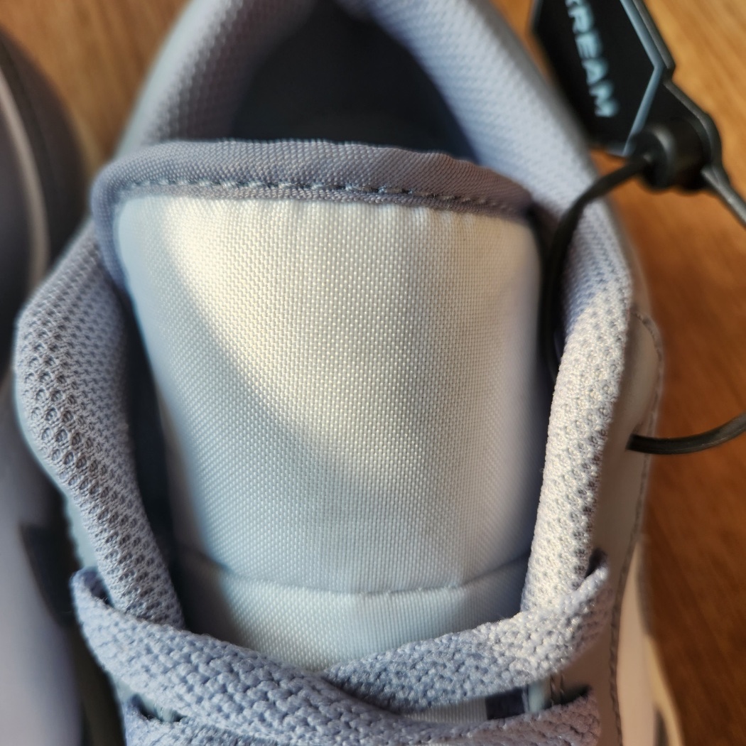 Jordan 1 Low Stealth and White 착용 스타일 - 2
